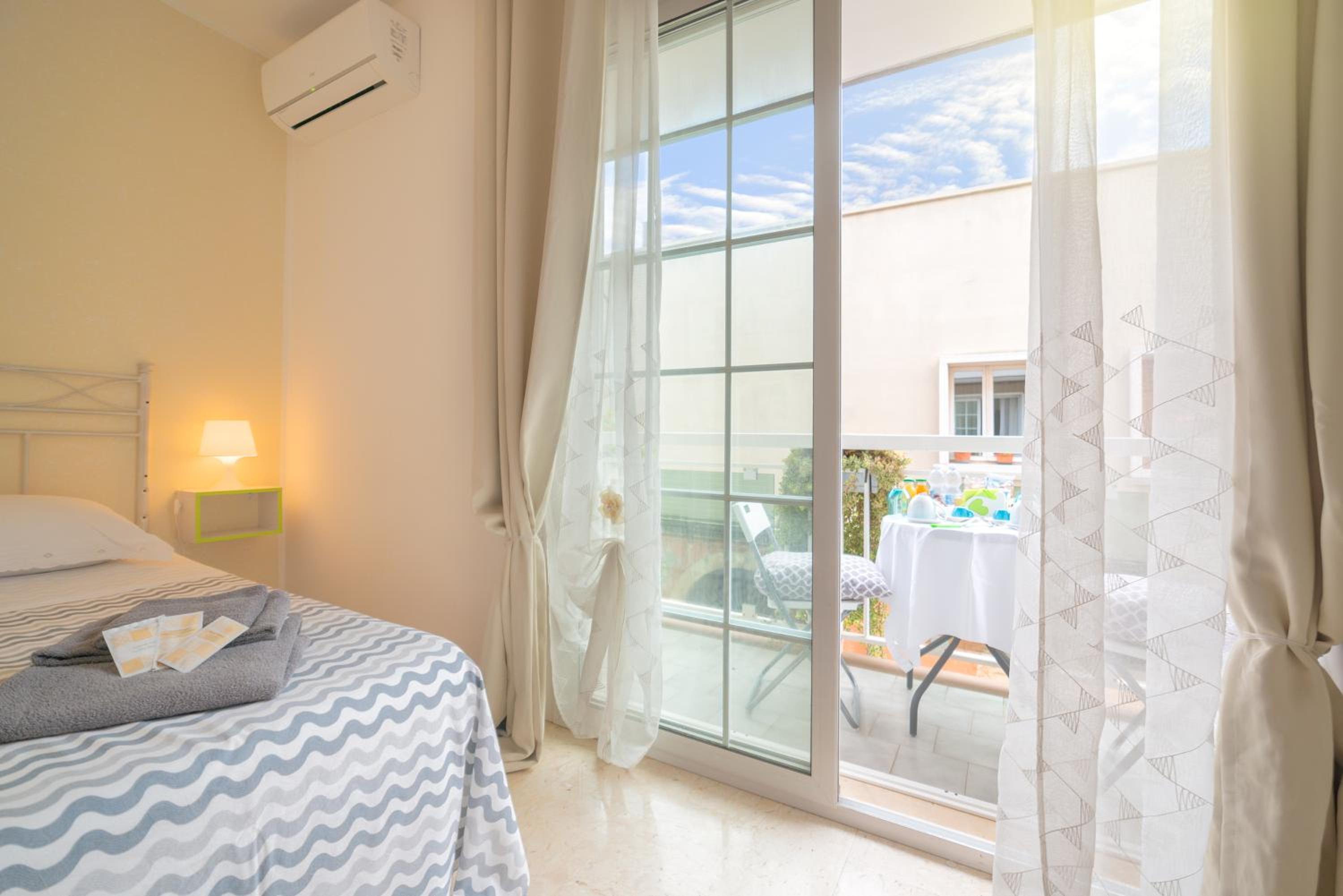 Deluxe Double Room with Balcony and Private Bathroom