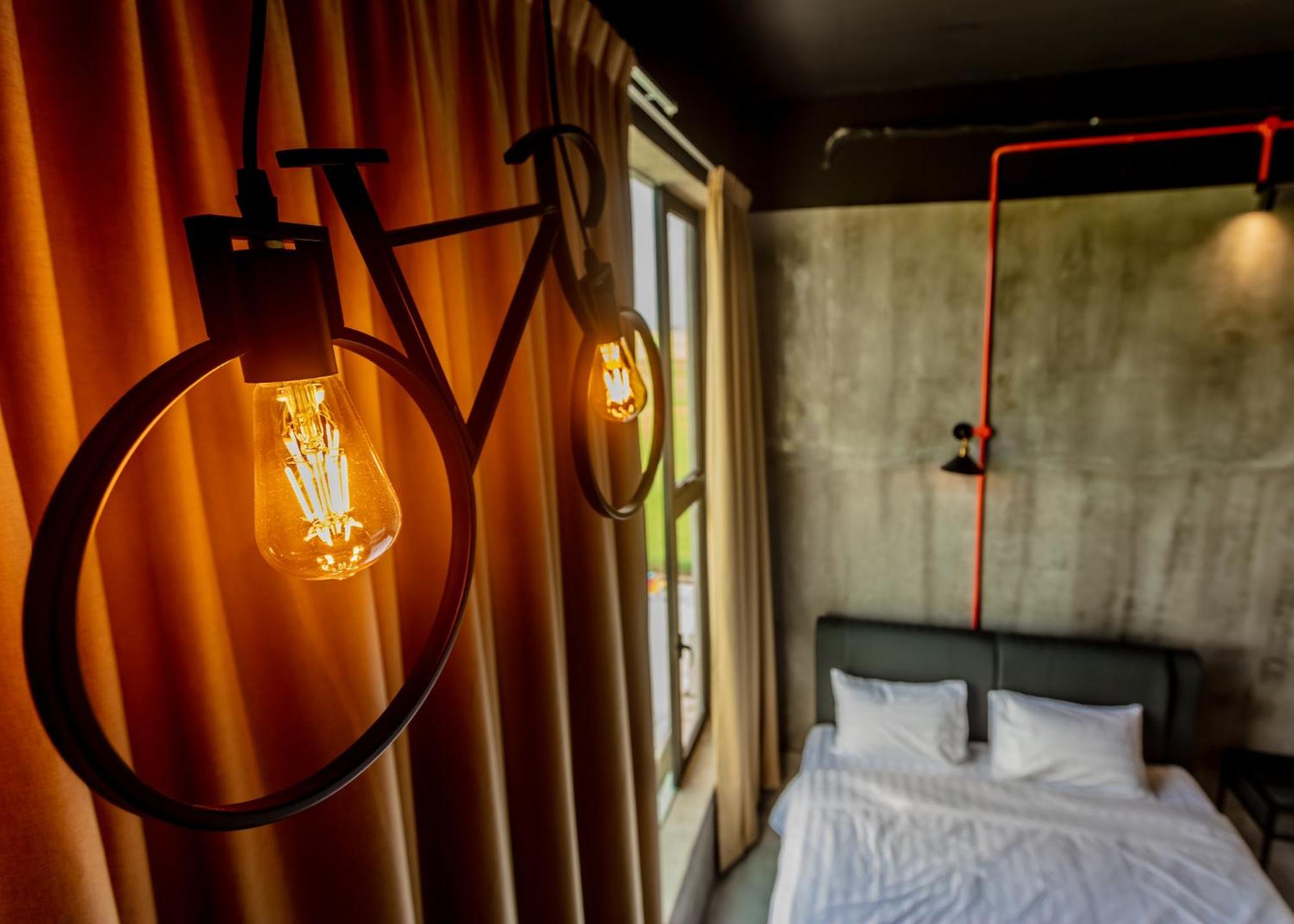 Deluxe King Room - Photo 9