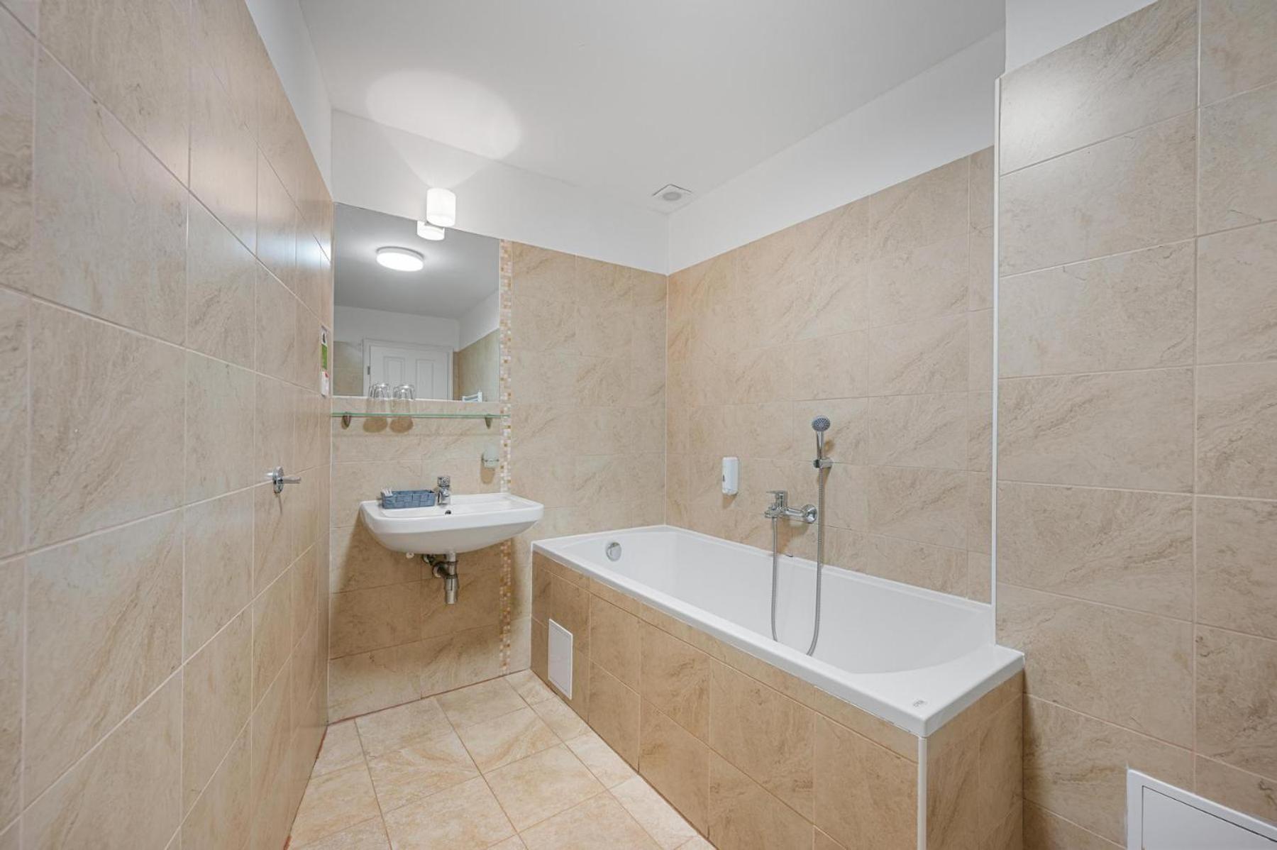 Suite with Balcony - Photo 11