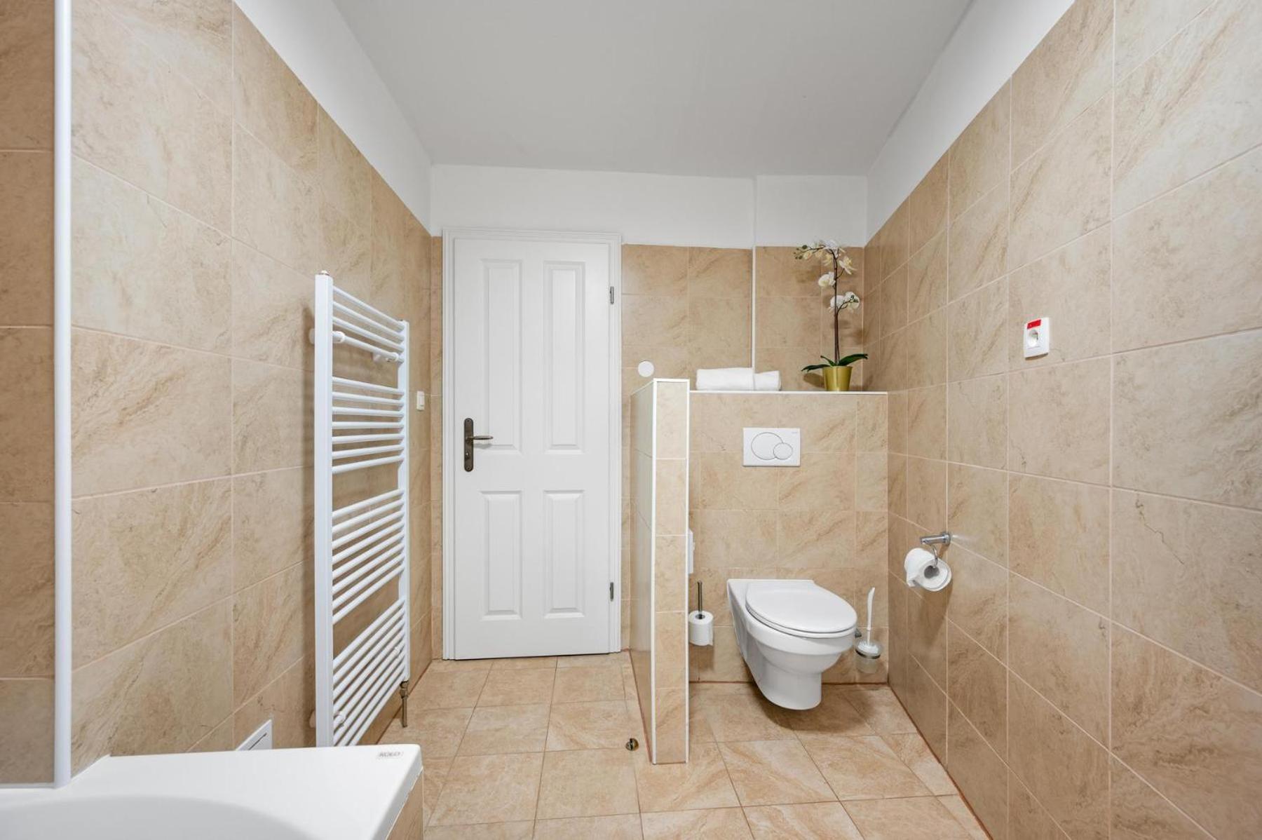 Suite with Balcony - Photo 12