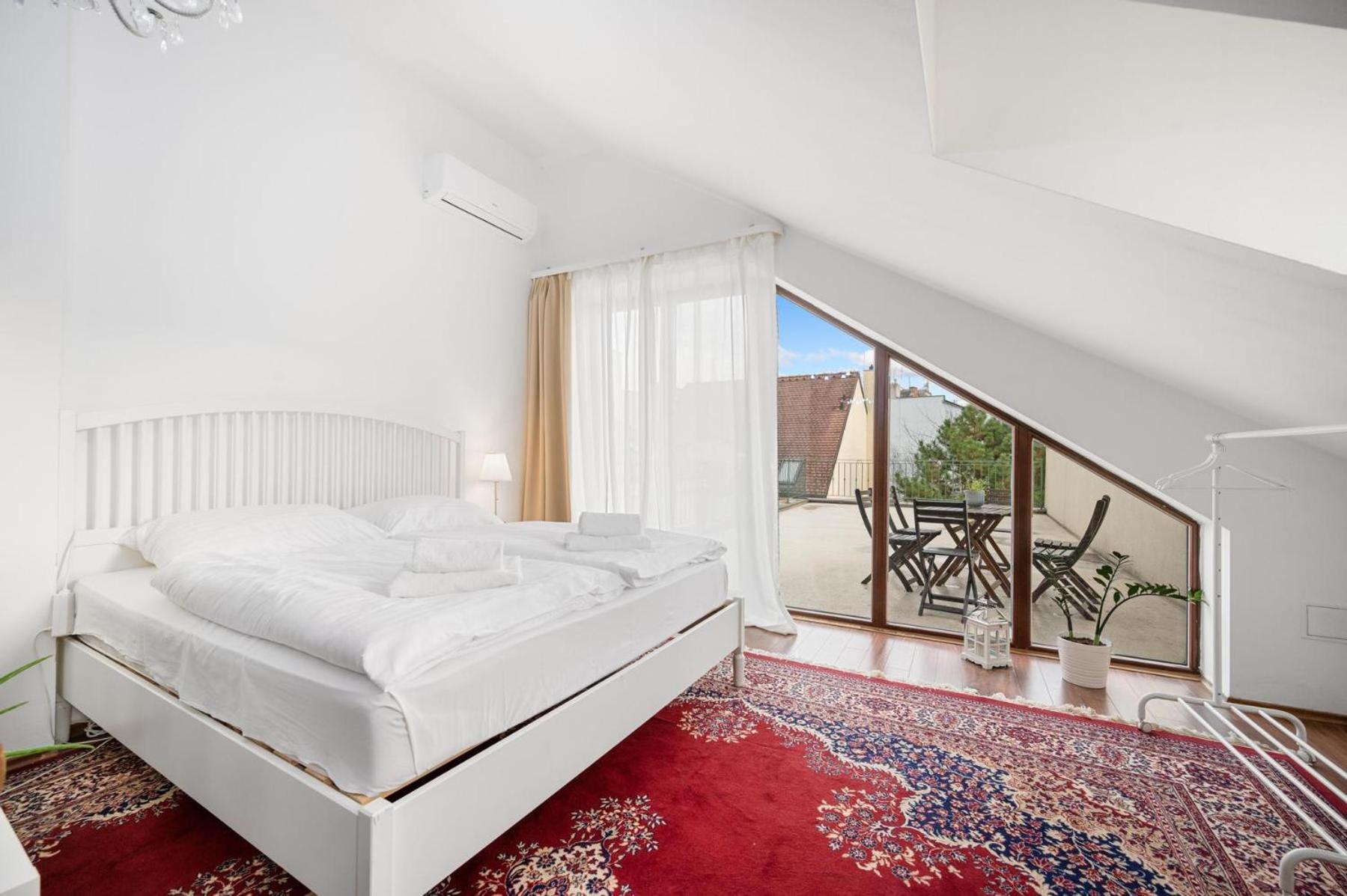 Suite with Balcony - Photo 10