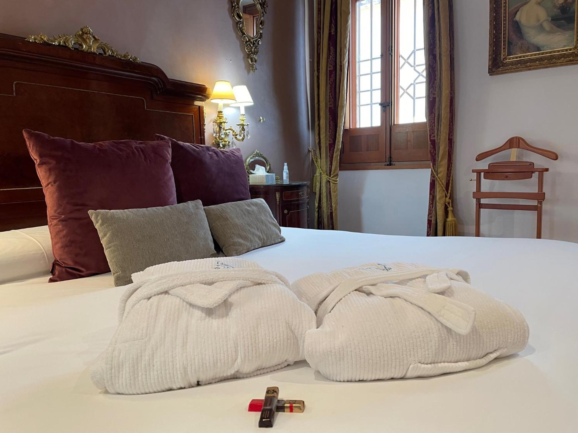Queen Suite with Spa Bath photo 3
