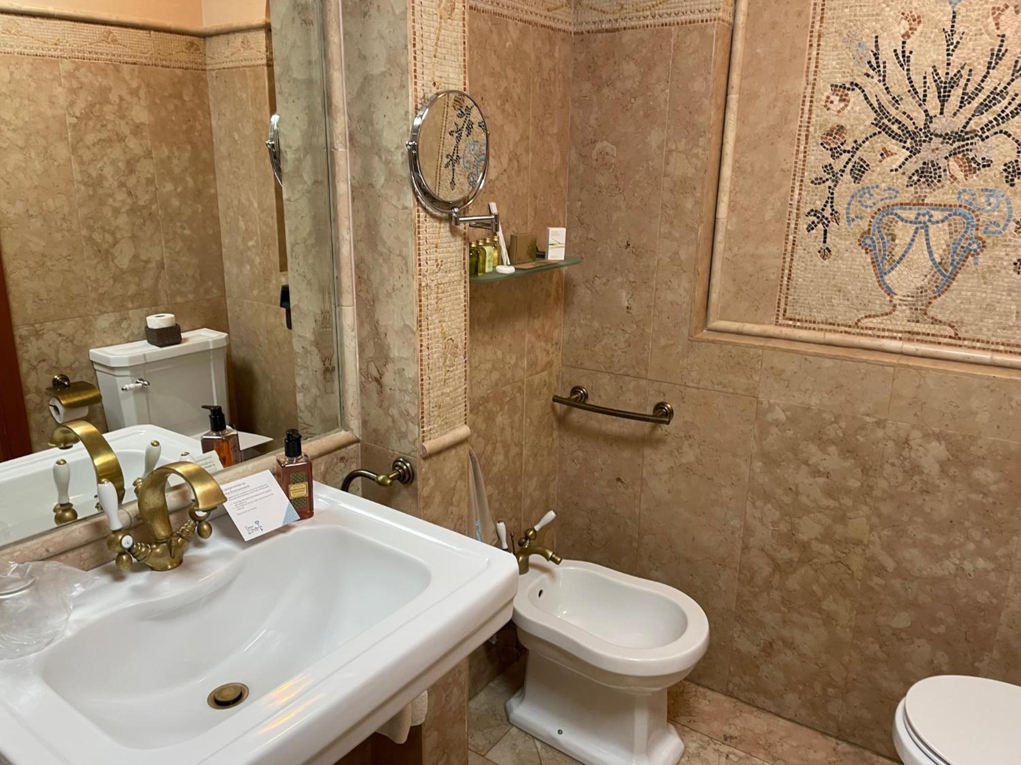 Queen Suite with Spa Bath photo 2