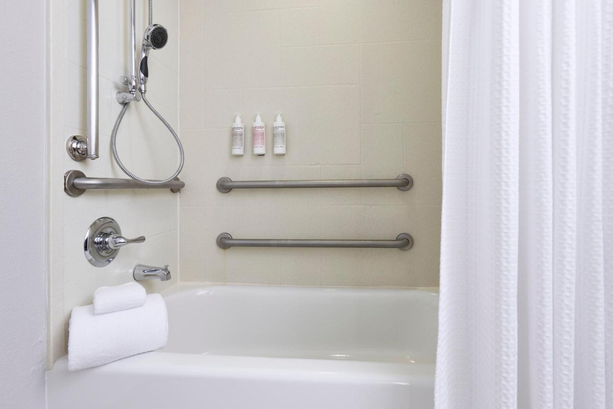 Double King Mobility-Accessible Guest Room With Tub - Photo 4