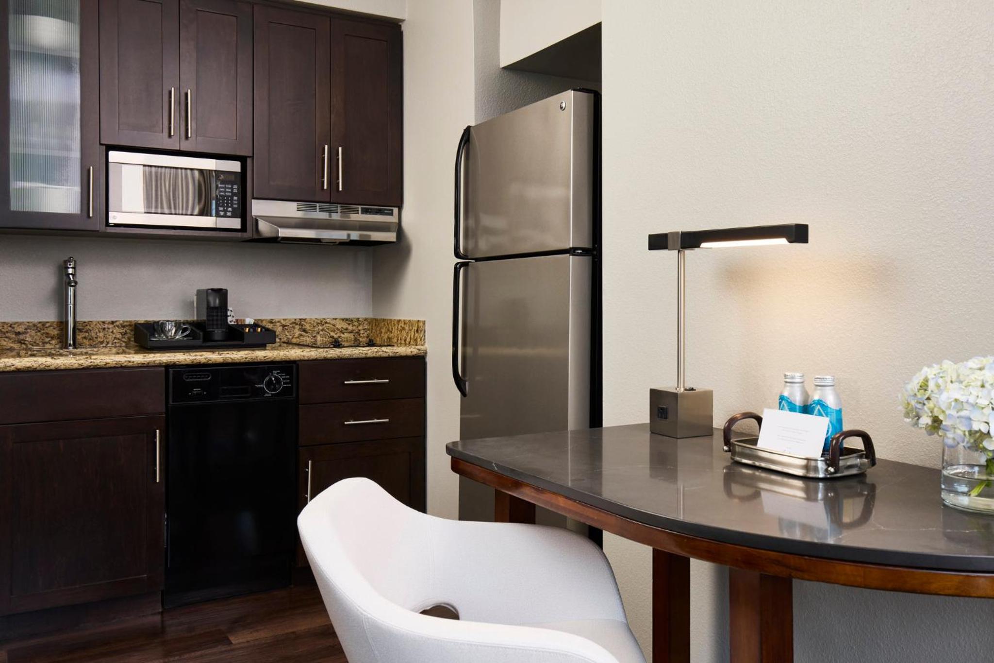 Studio King Suite - Photo 5