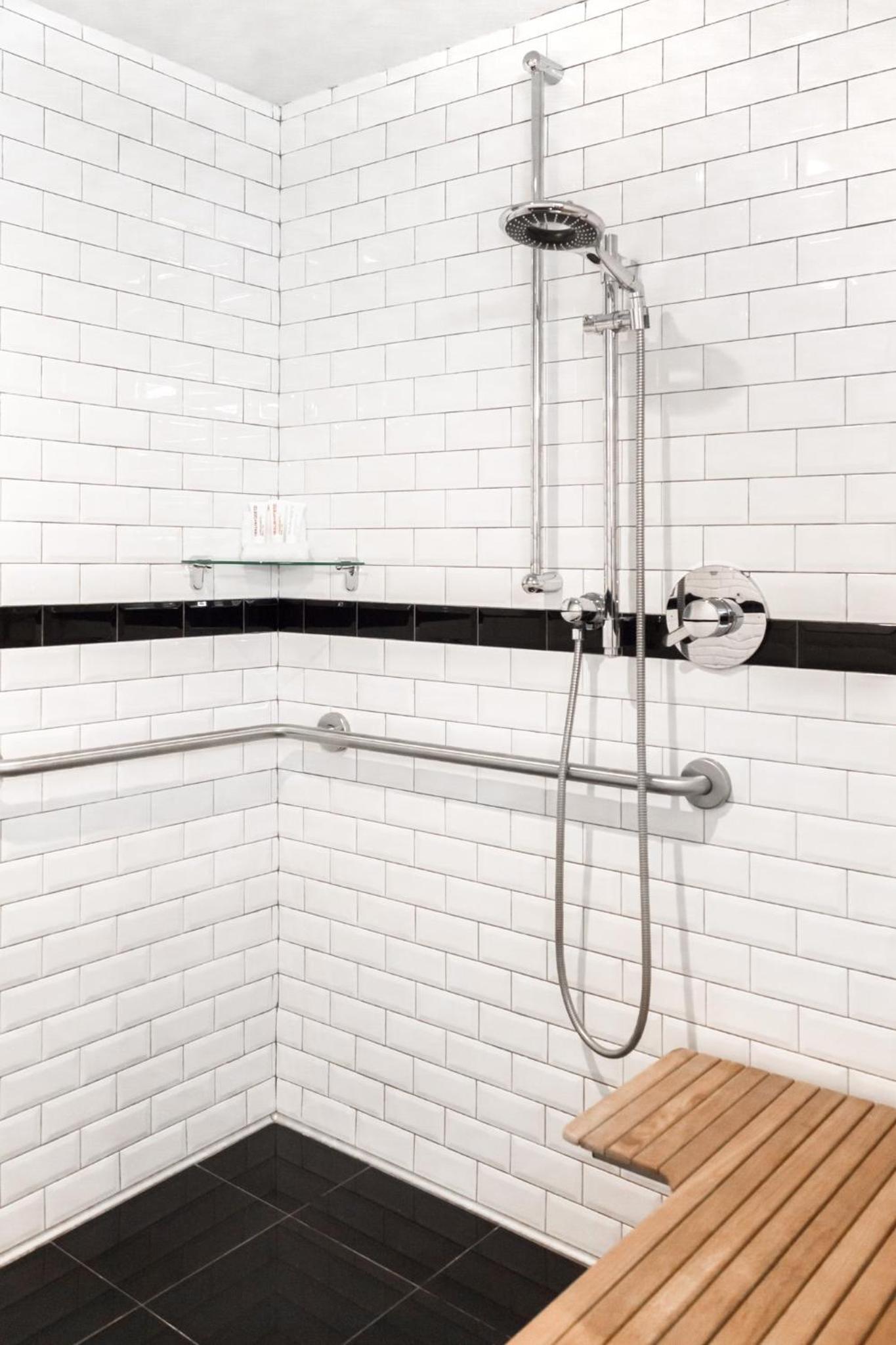 Double Double Mobility-and Hearing-Accessible Guest room With Roll-in Shower