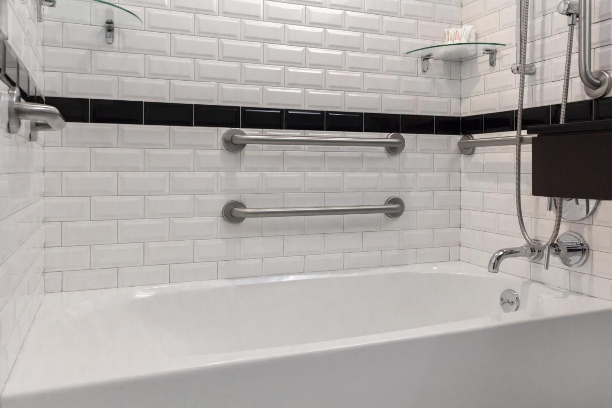 Classic King Mobility- and Hearing-Accessible Guest Room With Tub