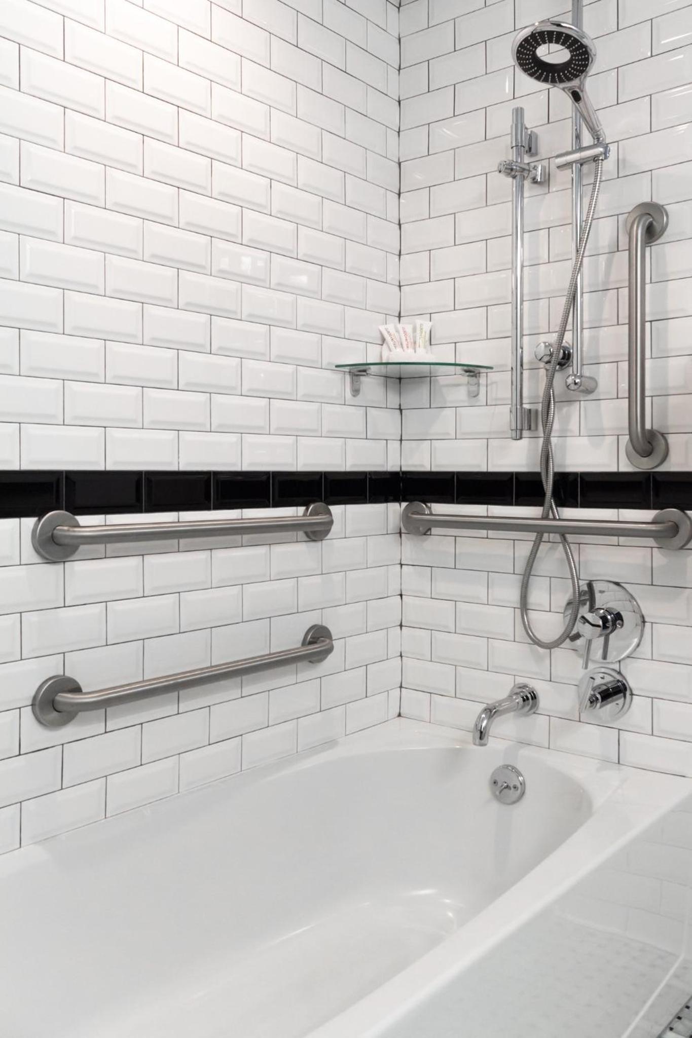 Double Twin Empire View Mobility- and Hearing-Accessible Guest Room With Tub photo 2