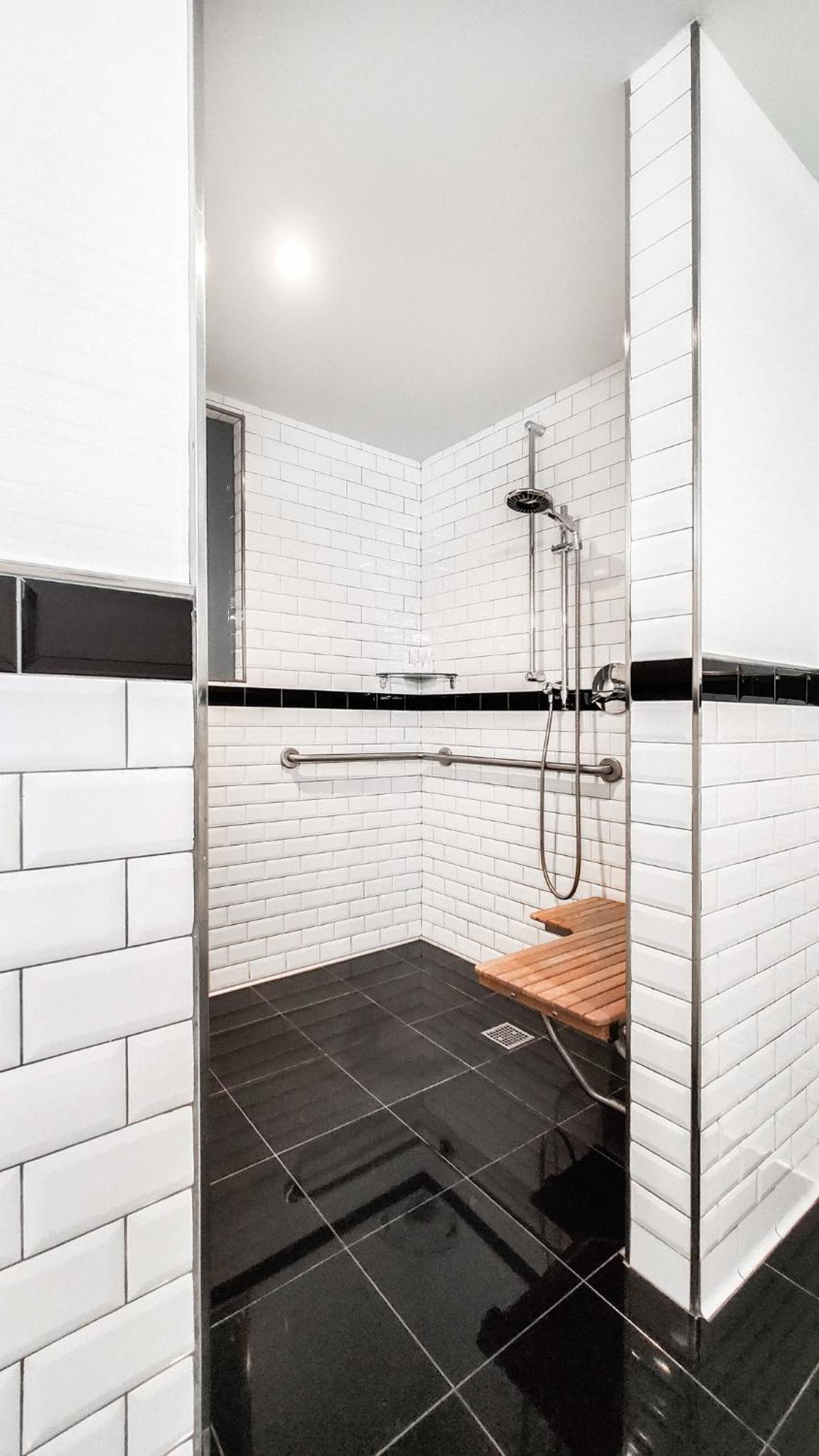 Double Double Mobility-and Hearing-Accessible Guest room With Roll-in Shower photo 2