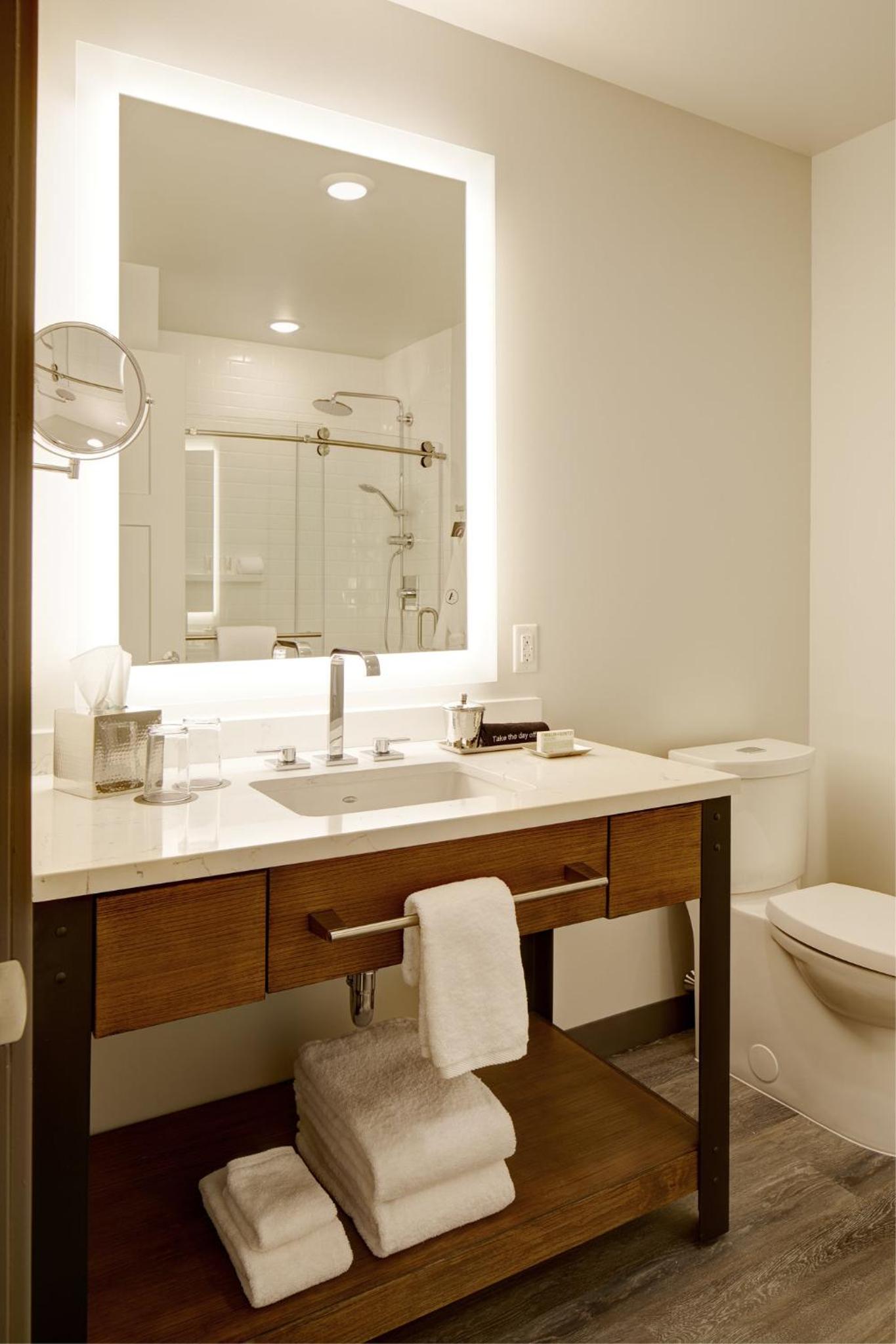 Classic King Guest Room - Photo 8