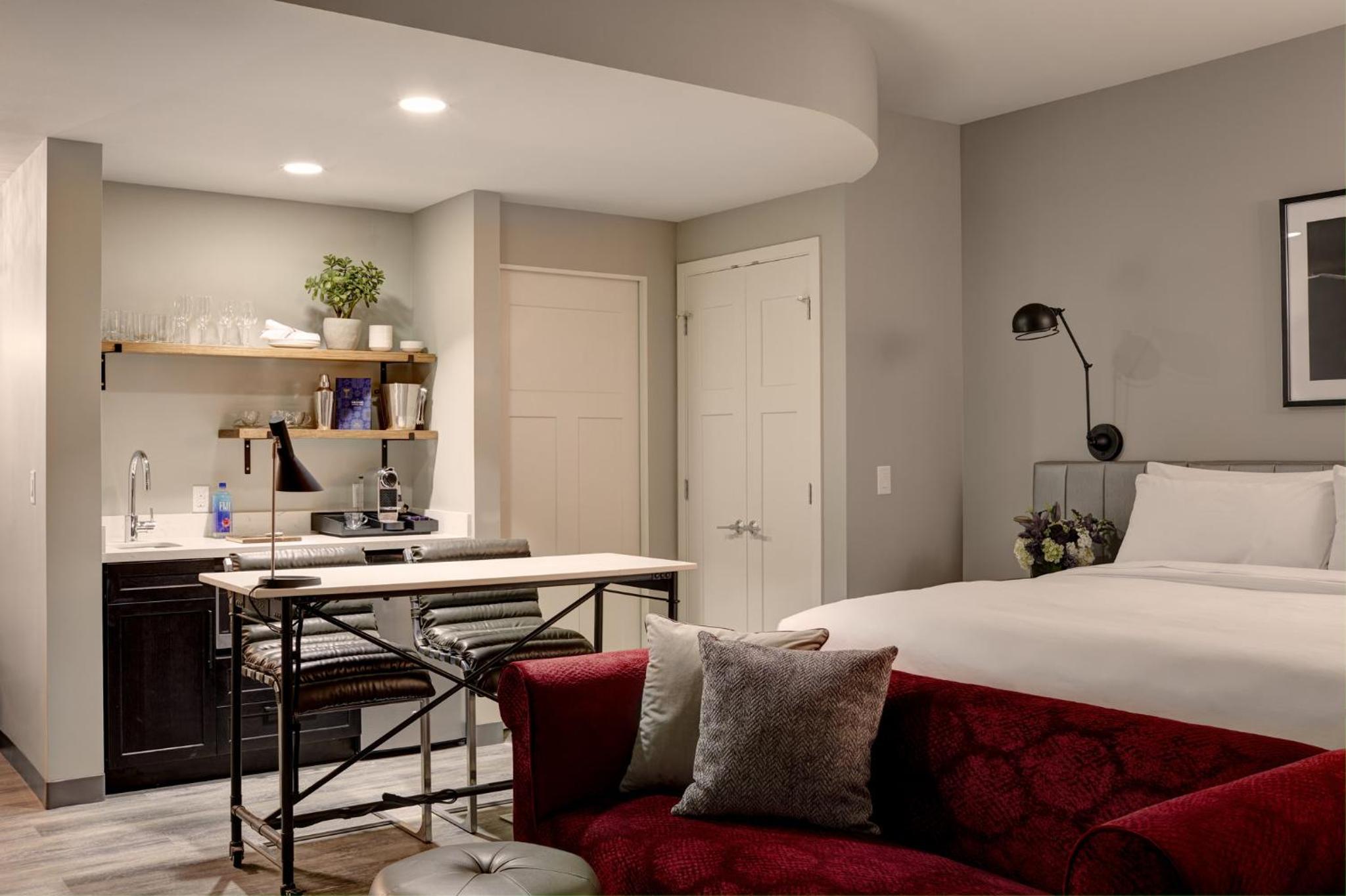 Deluxe King Studio Suite - Photo 6