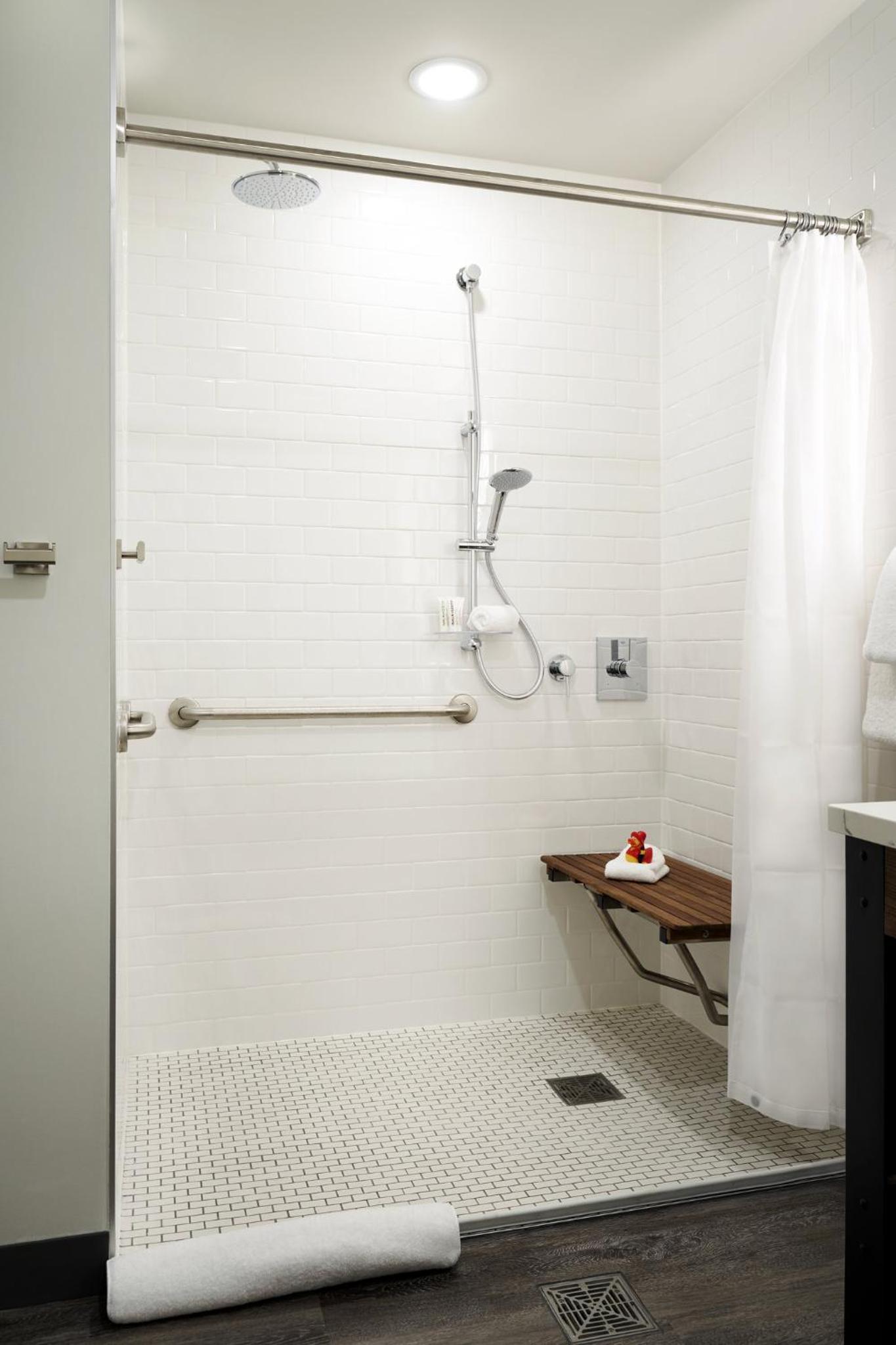 Classic King Mobility- and Hearing-Accessible Guest Room With Roll-in Shower photo 3