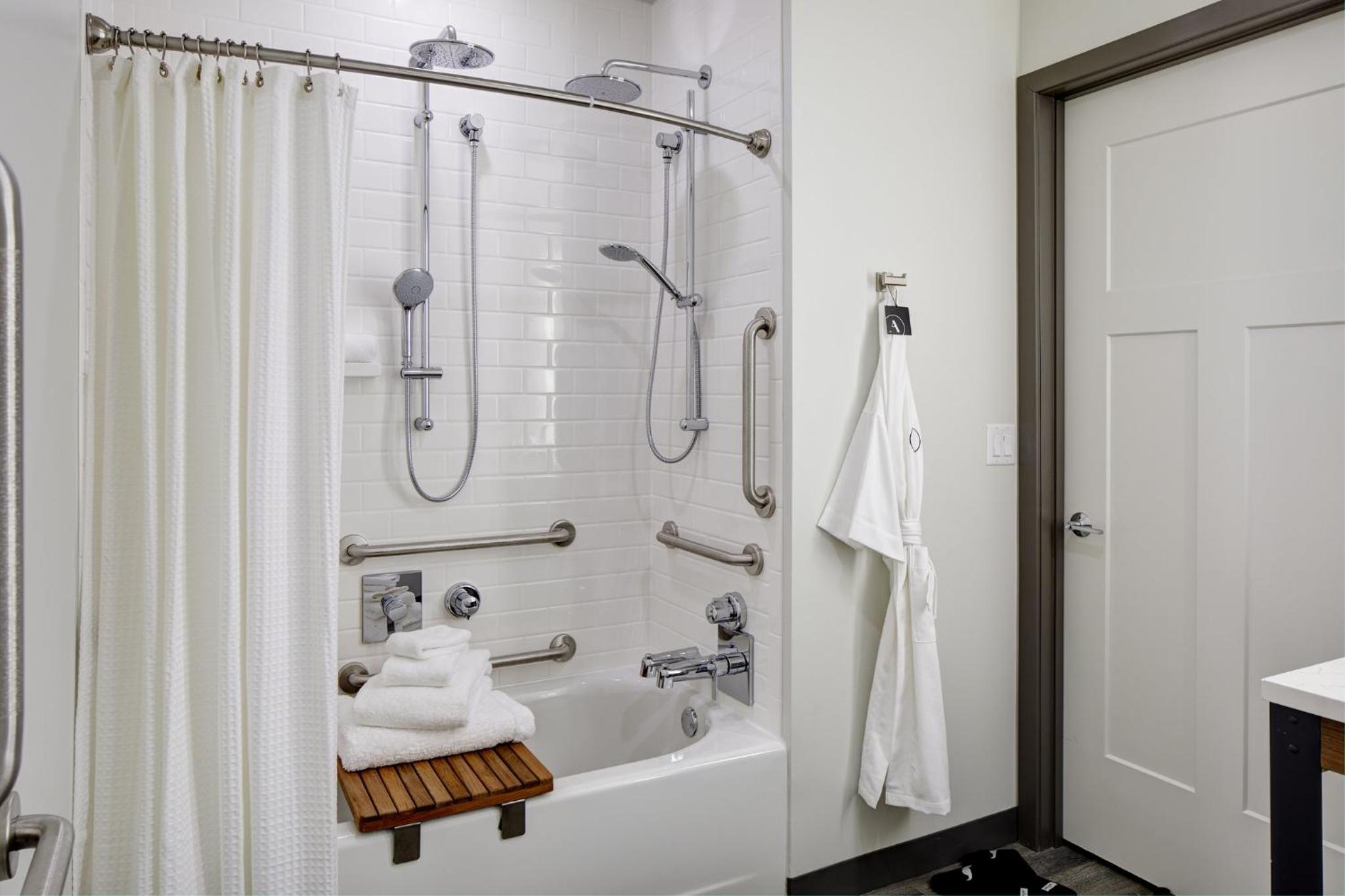 Classic King Mobility-Accessible Guest Room With Tub