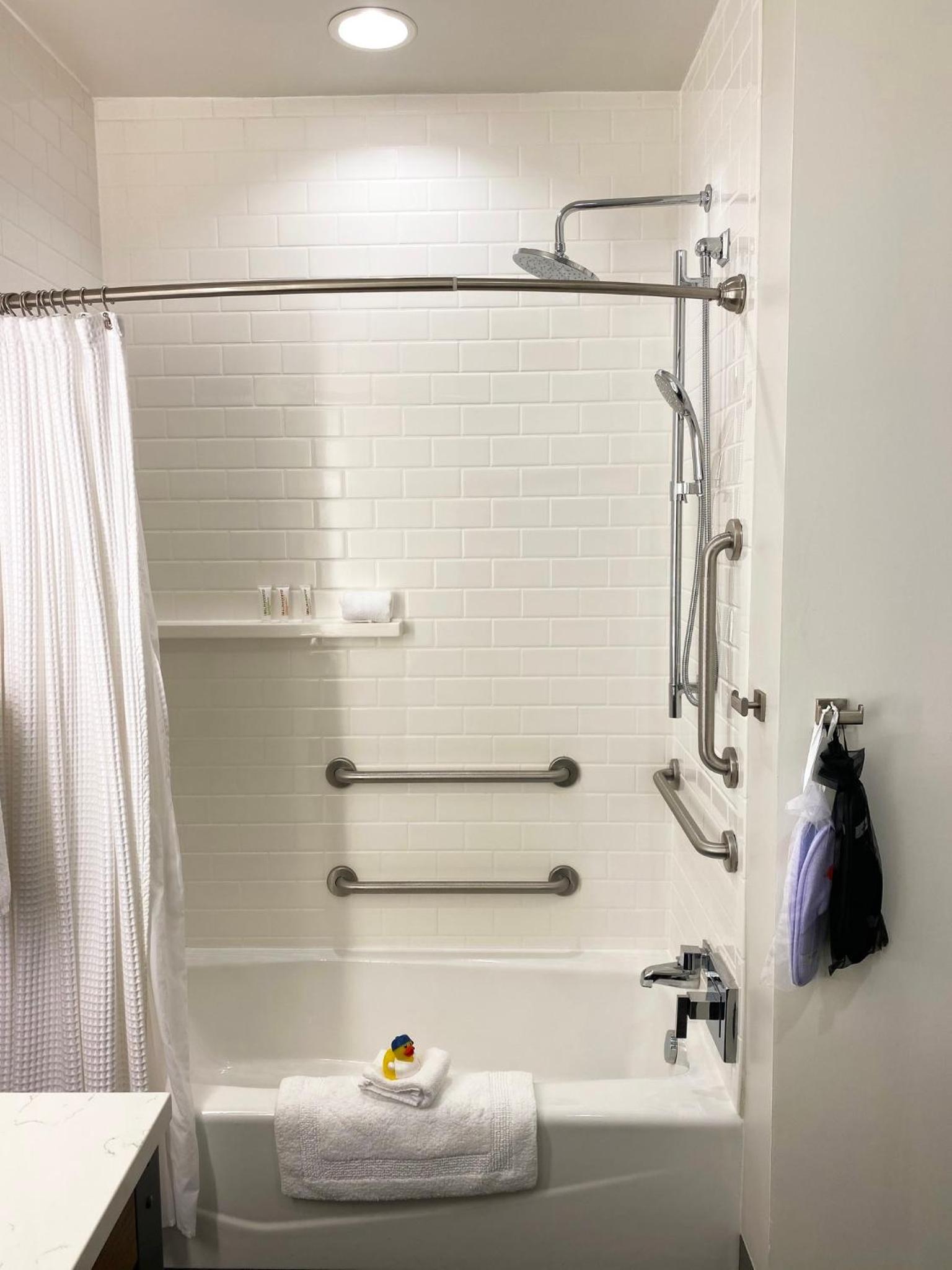 Classic King Mobility-Accessible Guest Room With Tub photo 2