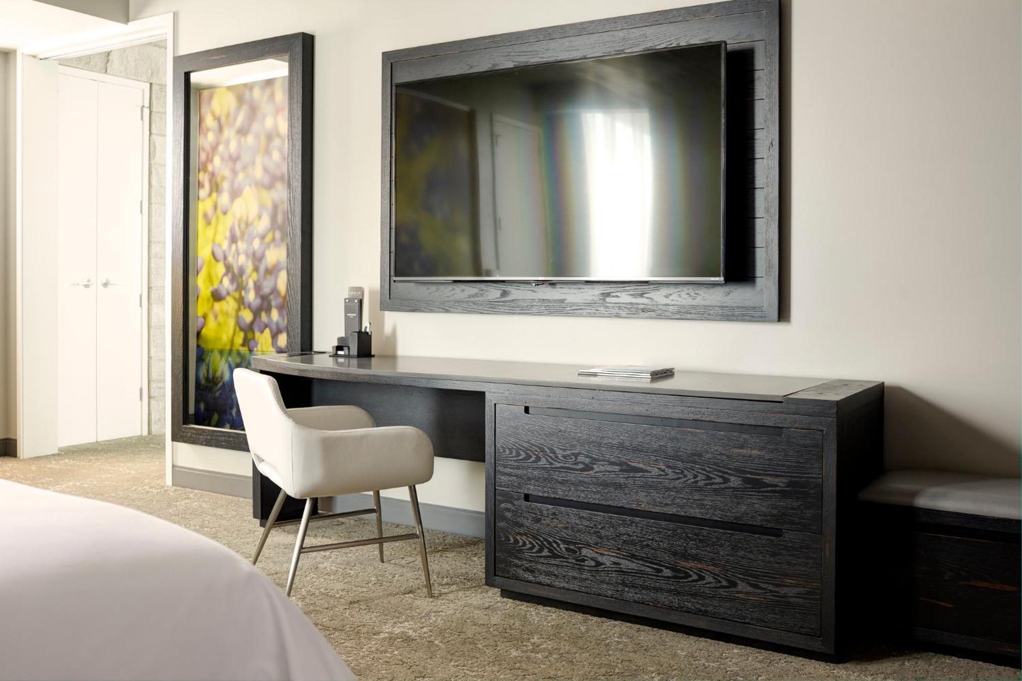 Archer's Den Hearing-Accessible Suite With Balcony photo 2