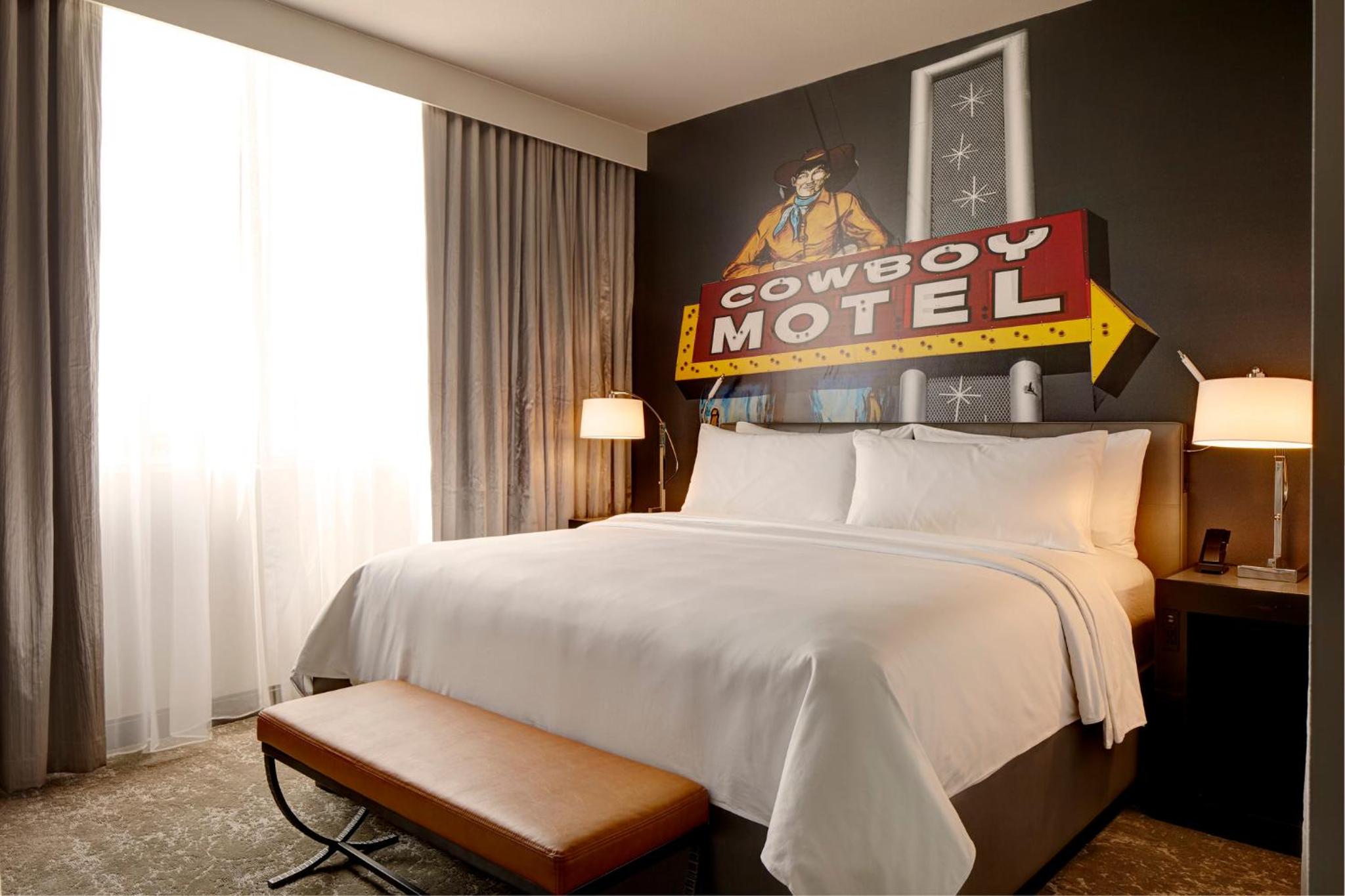 Classic King Hearing-Accessible Guest Room photo 3