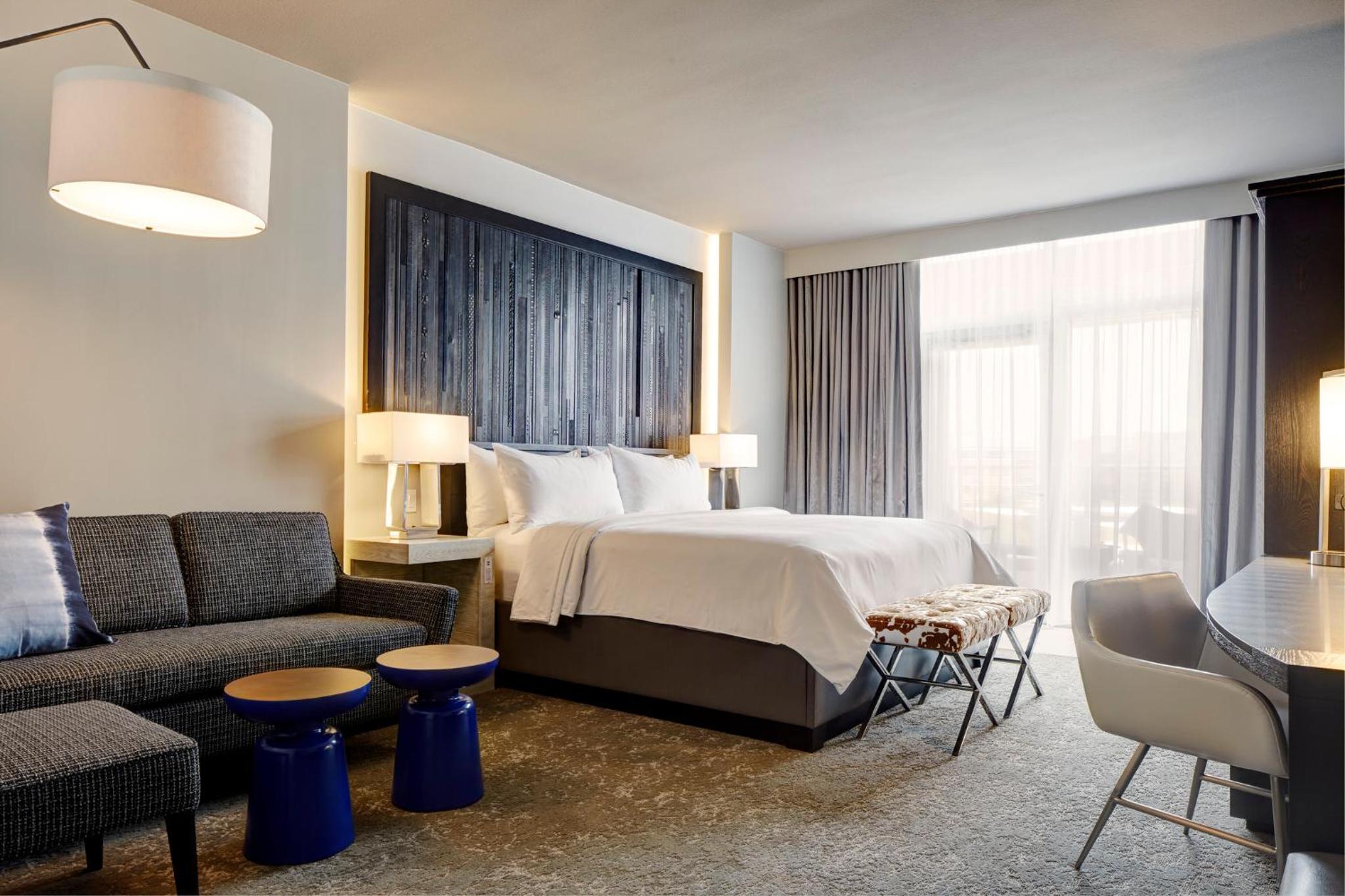 King Hearing-Accessible Suite With Balcony