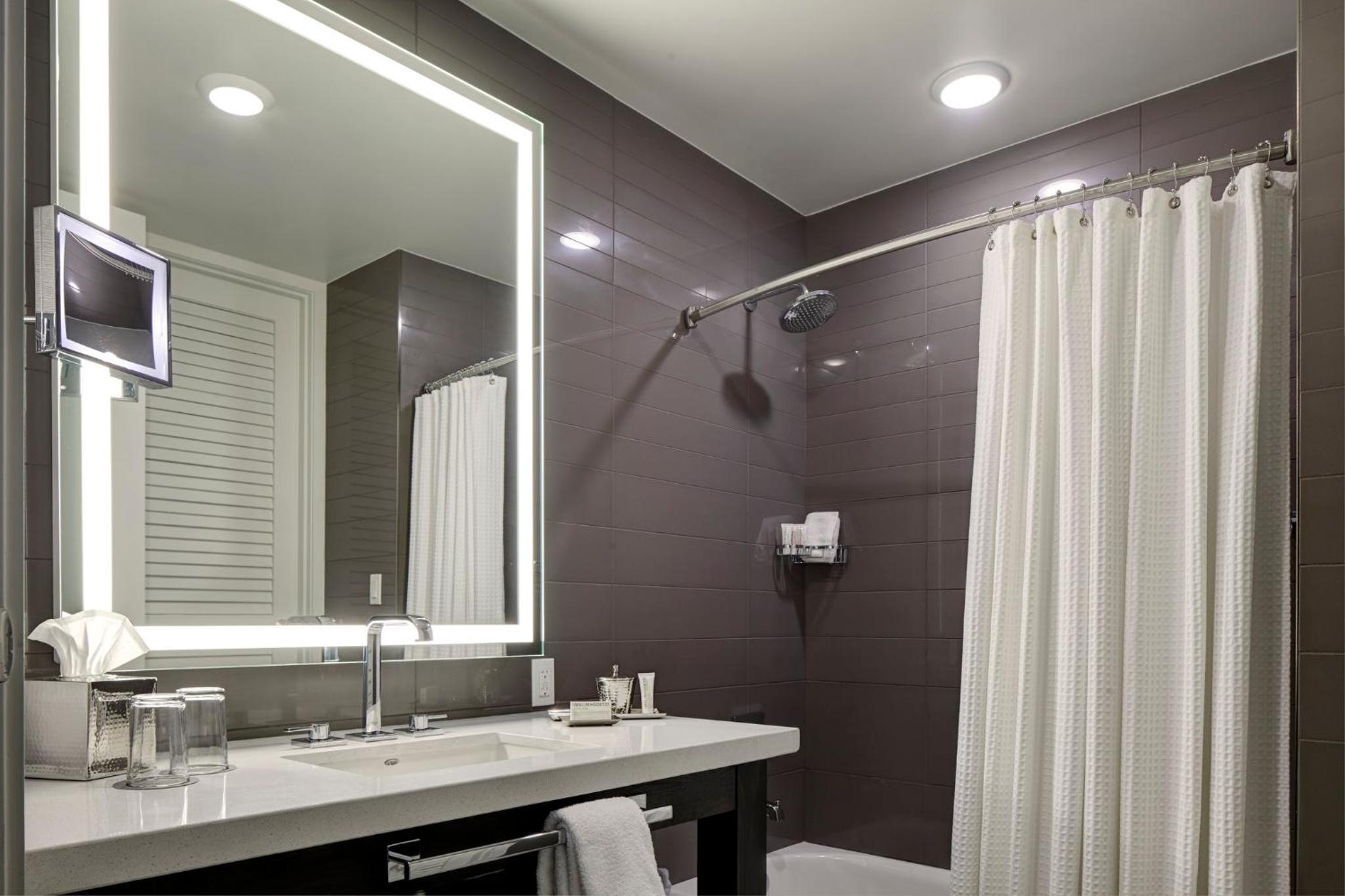 Double King Mobility- and Hearing-Accessible Guest Room With Tub