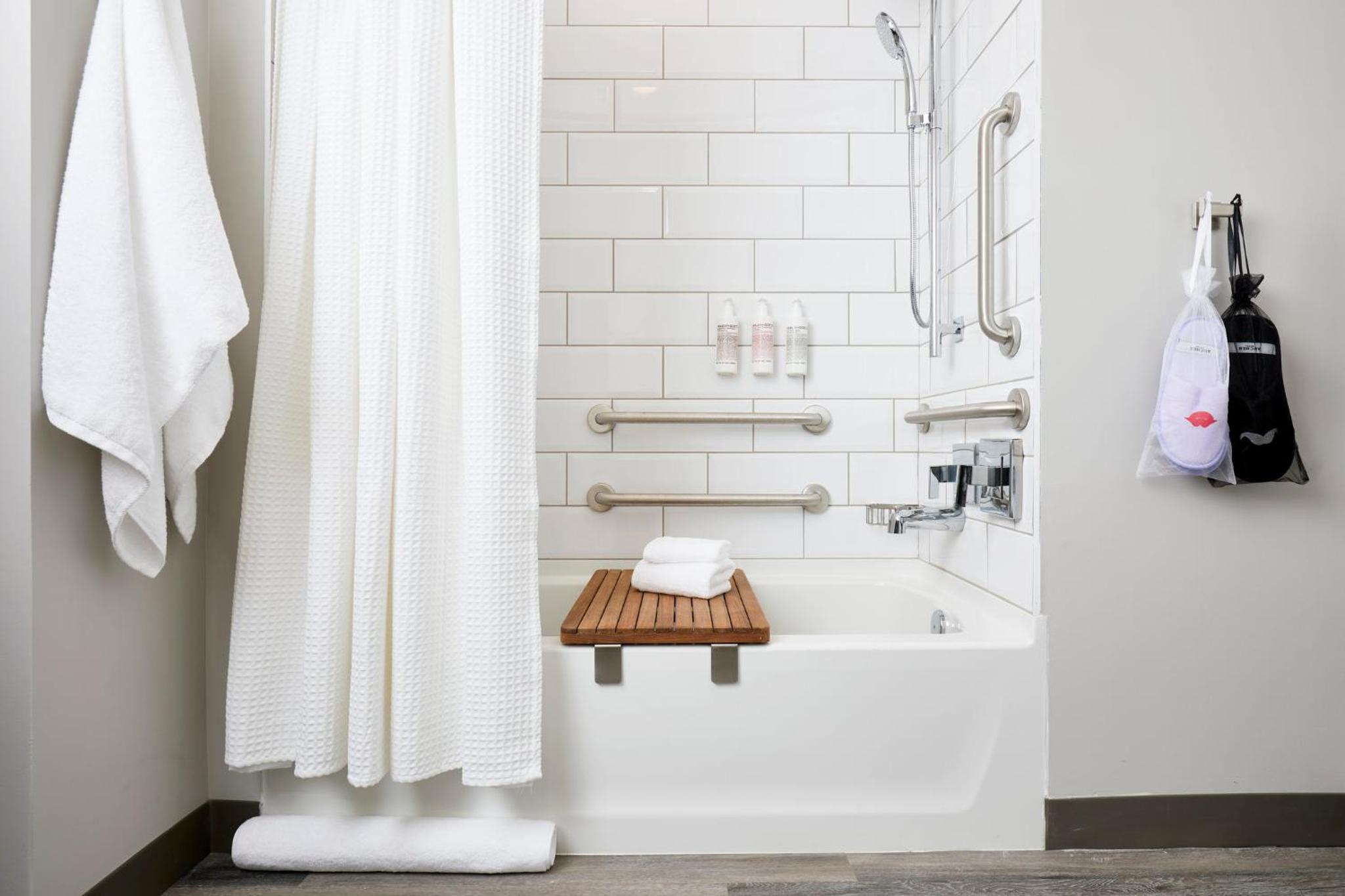 Archer King Mobility-Accessible Suite With Tub - Photo 2