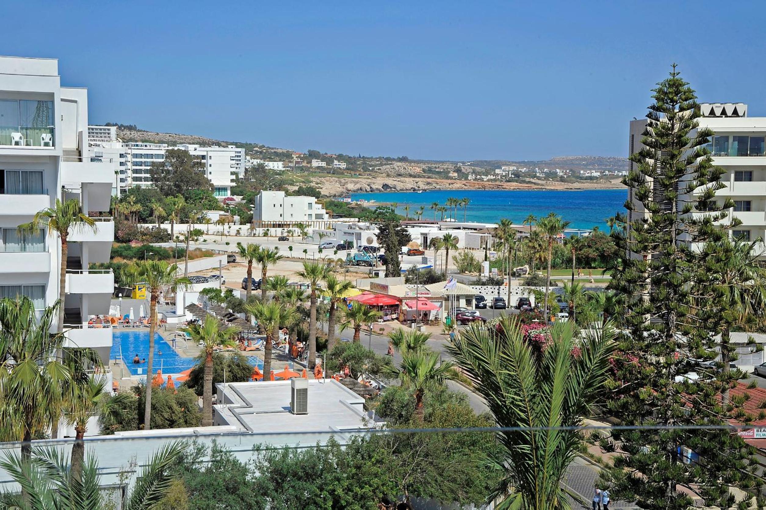 Superior Double or Twin Room with Side Sea View - Photo 4