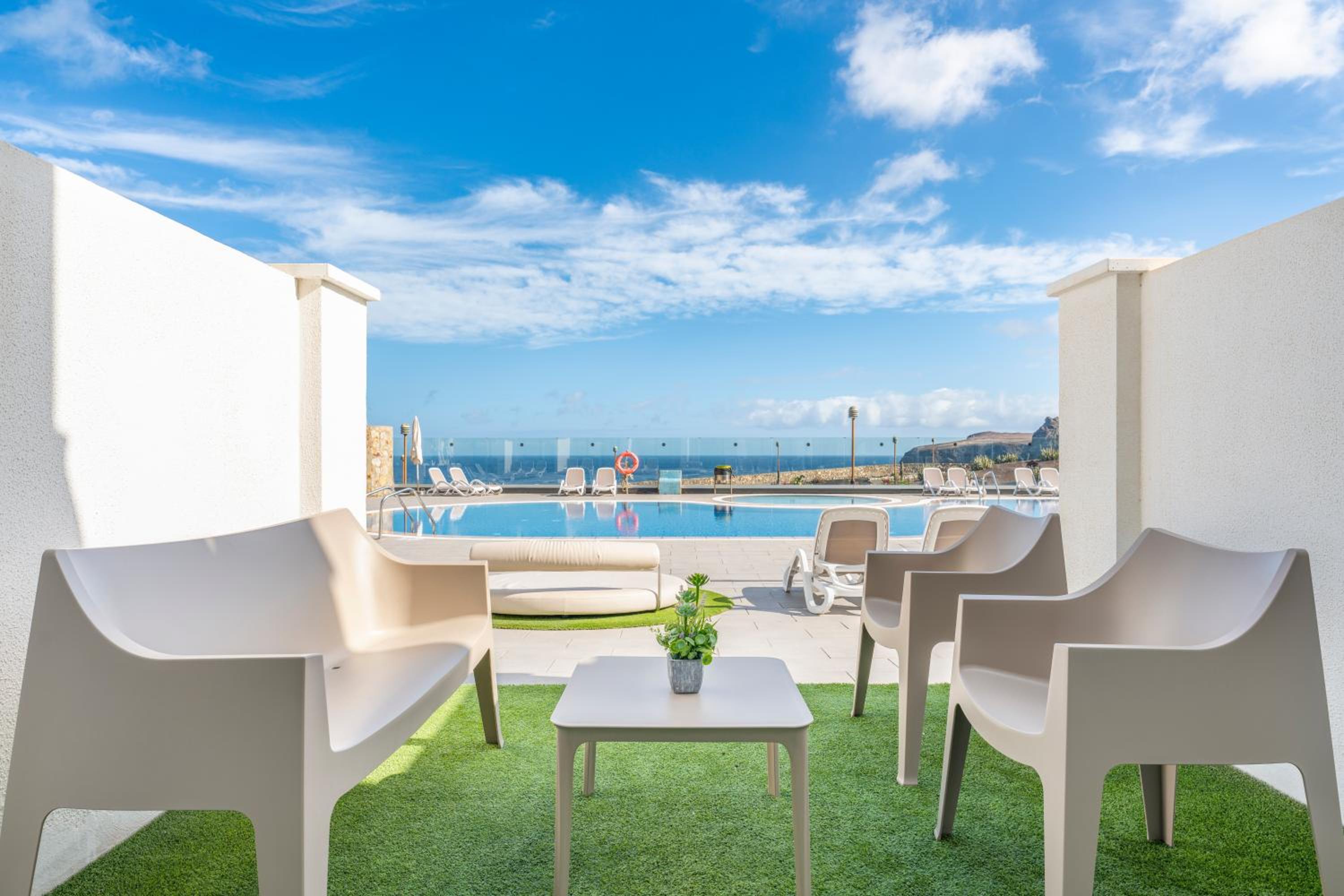 Double Room with Pool View - Photo 3