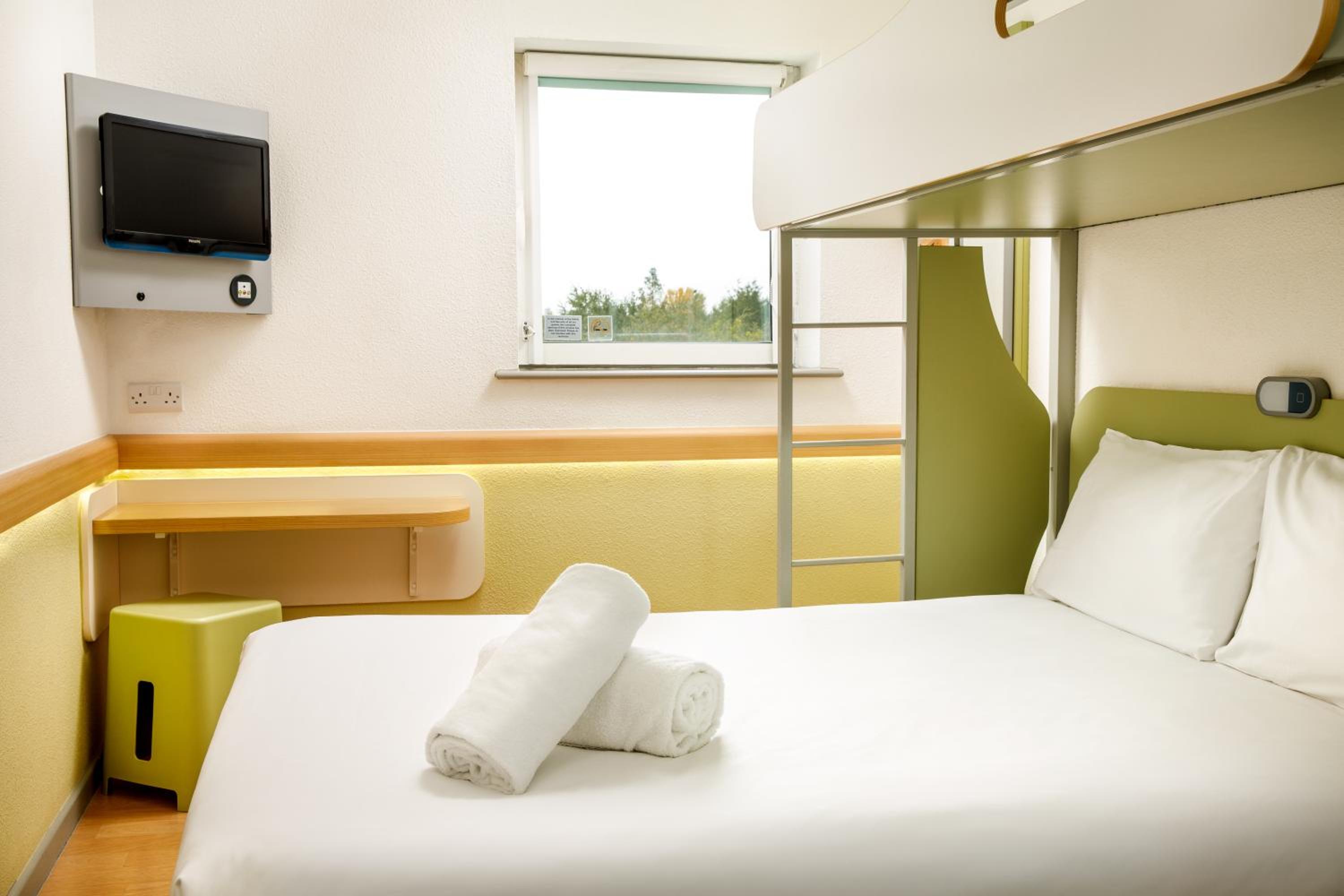 Standard room with One Double and One Single Beds photo 2