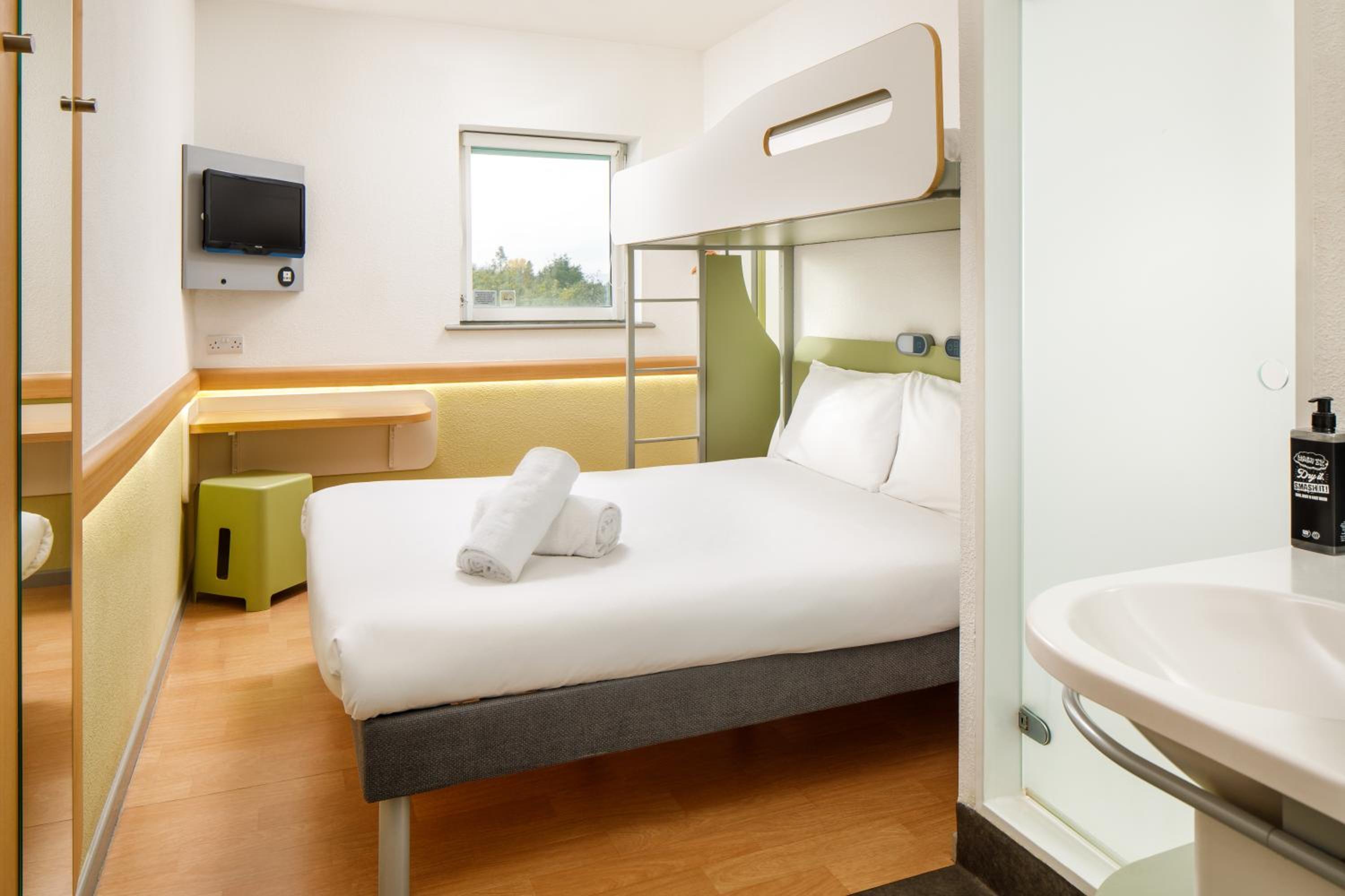 Standard room with One Double and One Single Beds photo 3