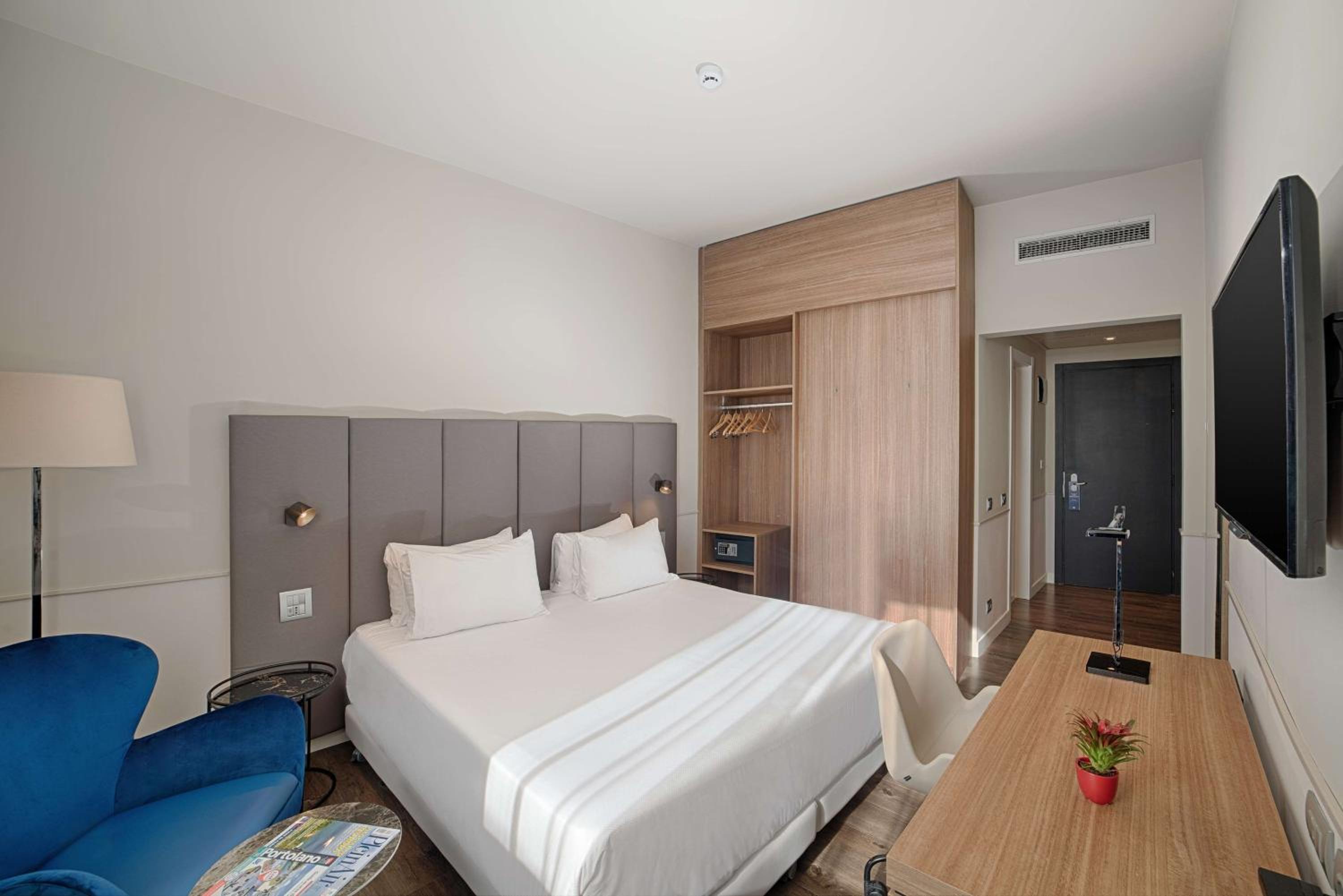 Standard Double Room with Sea View - Photo 4