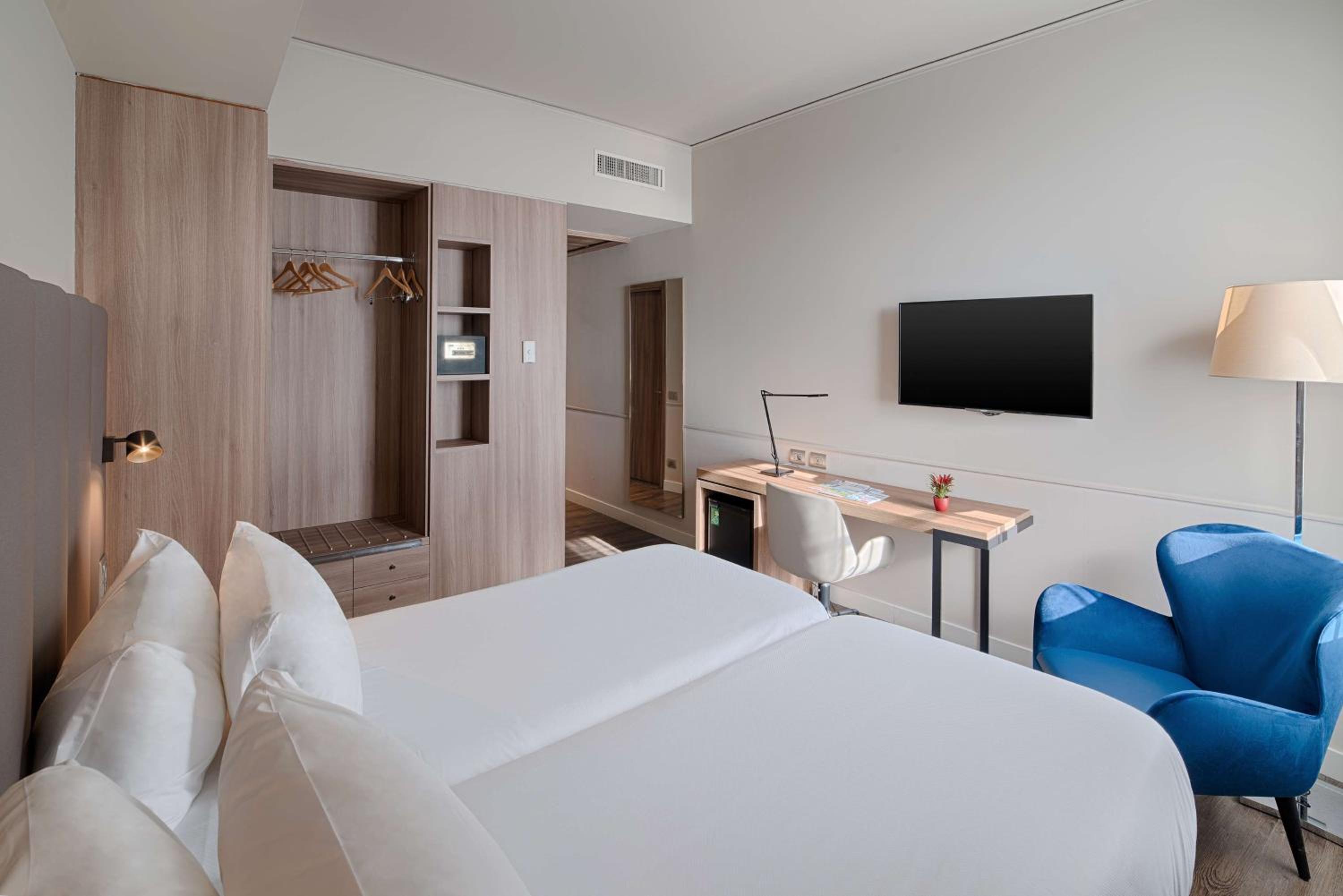 Family Adjoining Room (4 Adults) thumbnail 6
