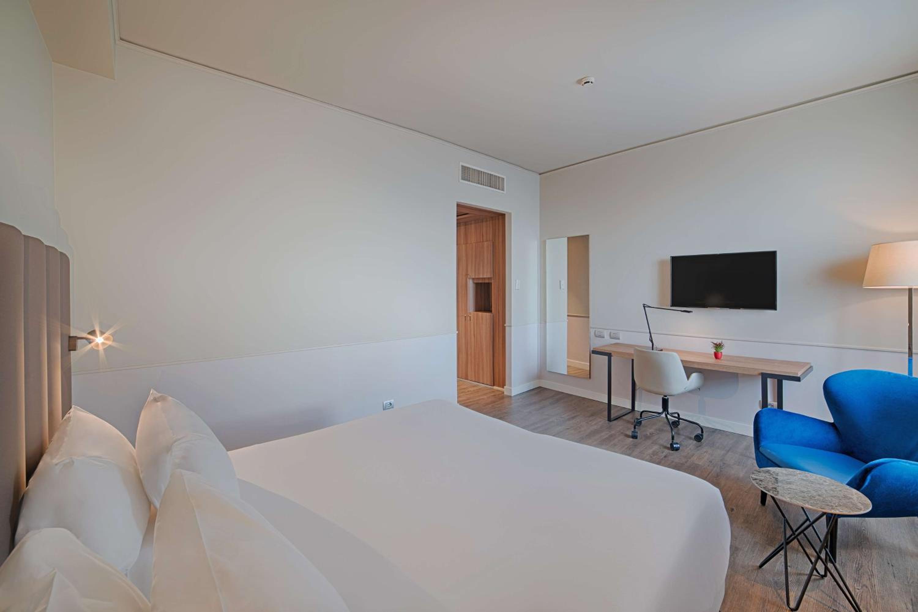 Family Room with Sea View thumbnail 5