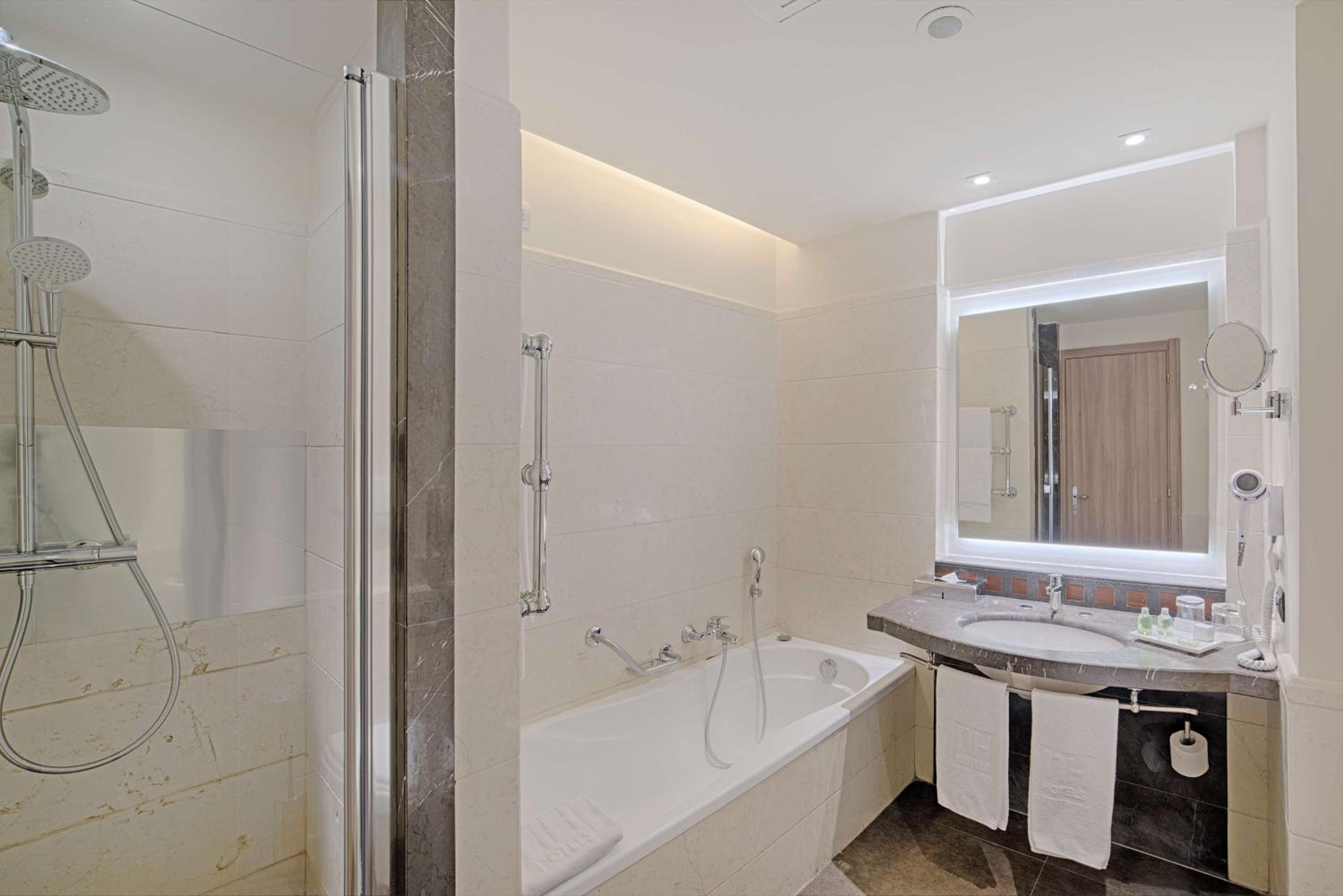 Superior Double Room with Sea View - Photo 3