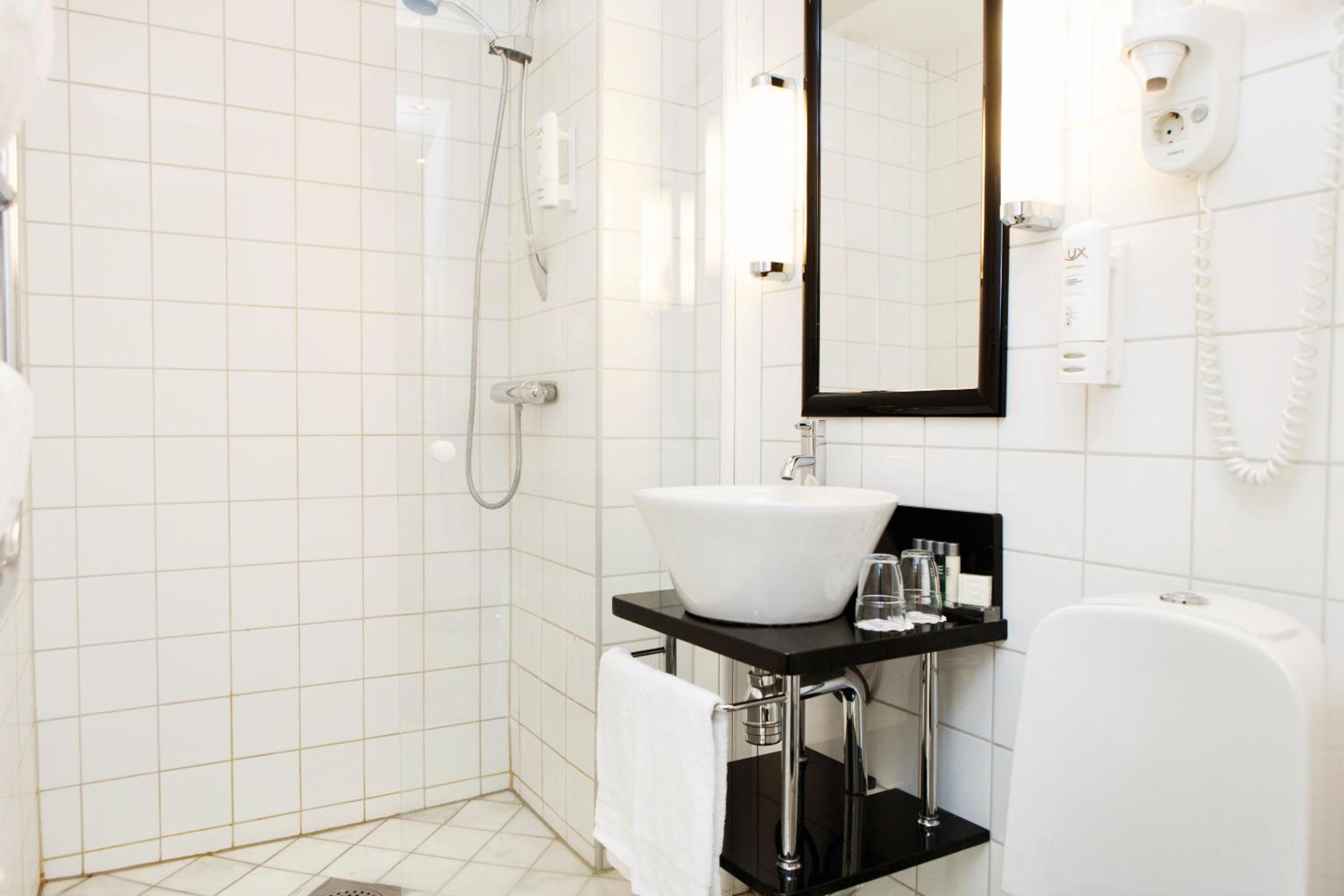 Standard Twin Room - Photo 3