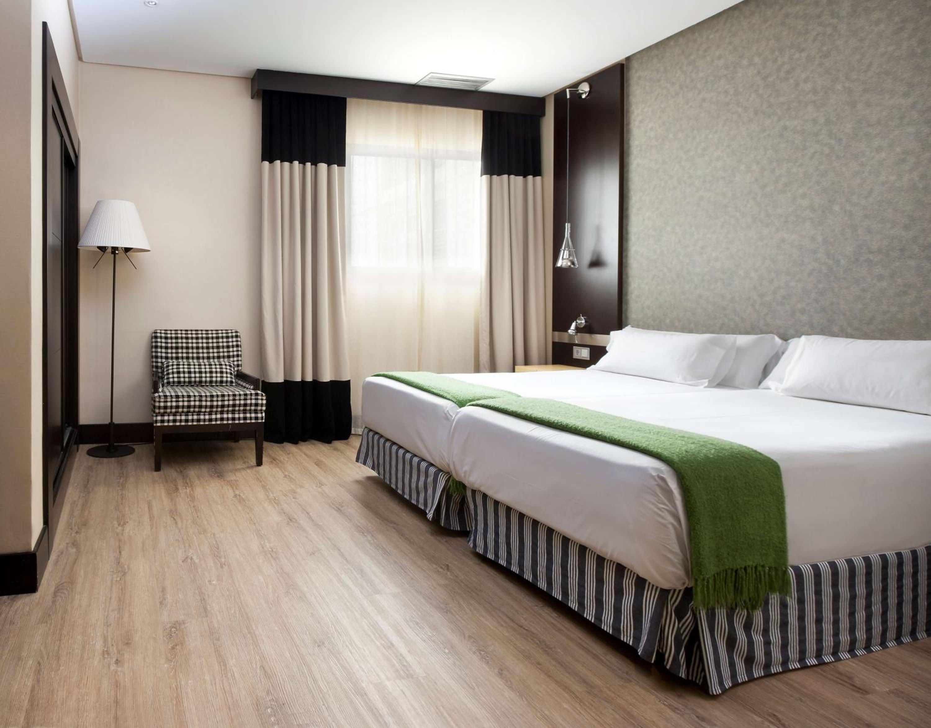 Standard Double or Twin Room - Photo 6