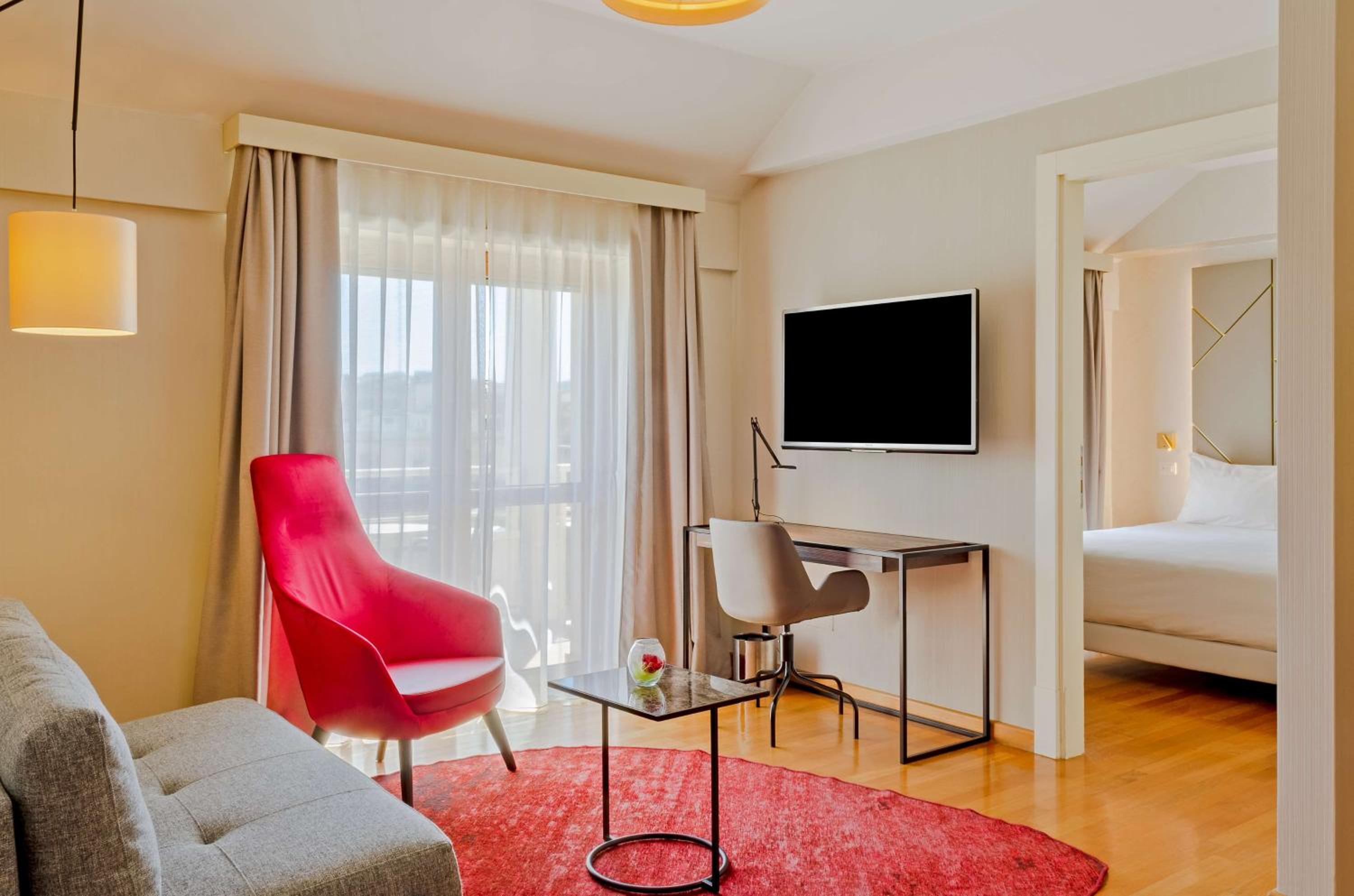 Junior Suite with Extra Bed (2 Adults + 1 Child) thumbnail 6