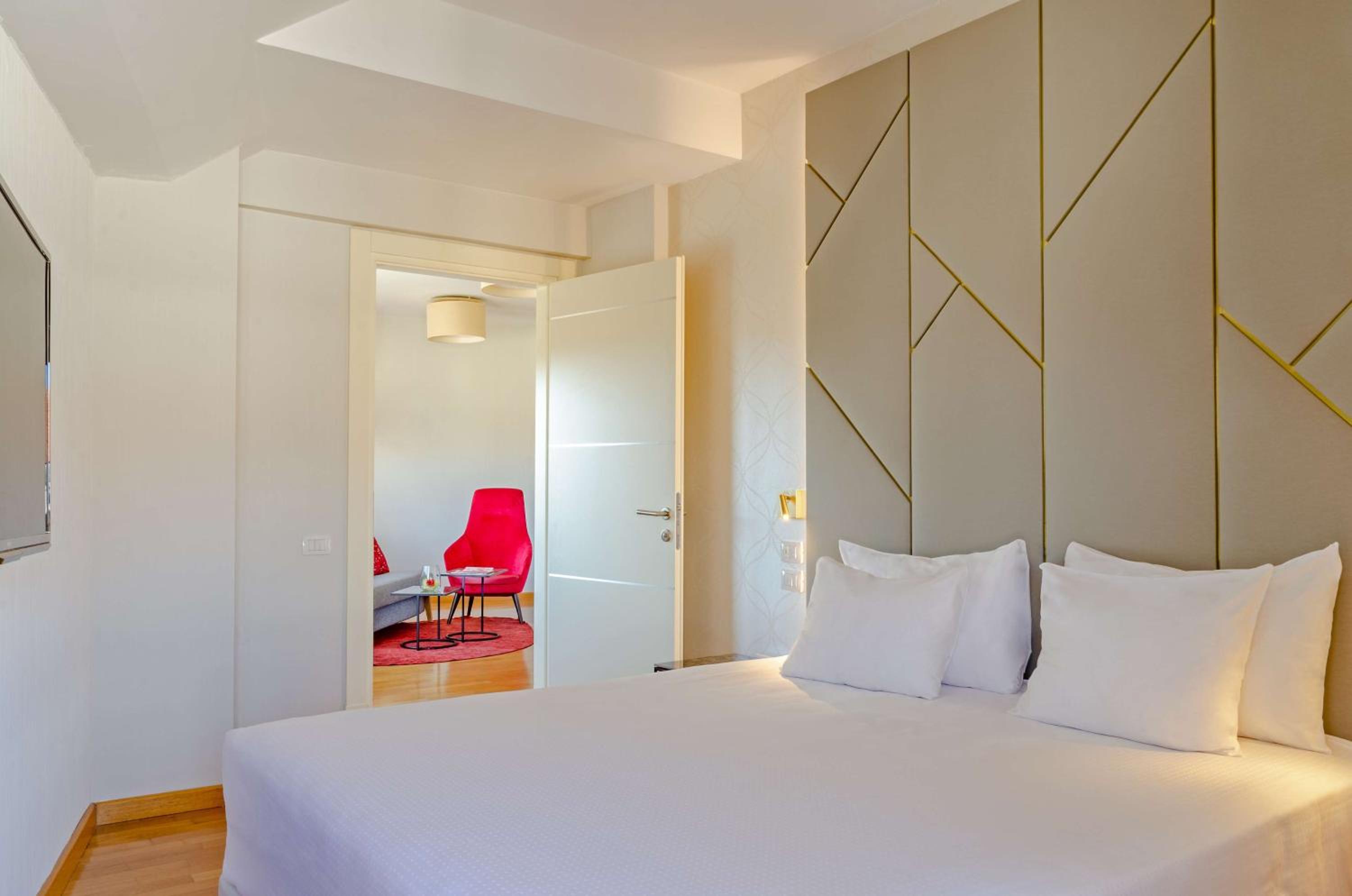 Suite with Extra Bed thumbnail 6
