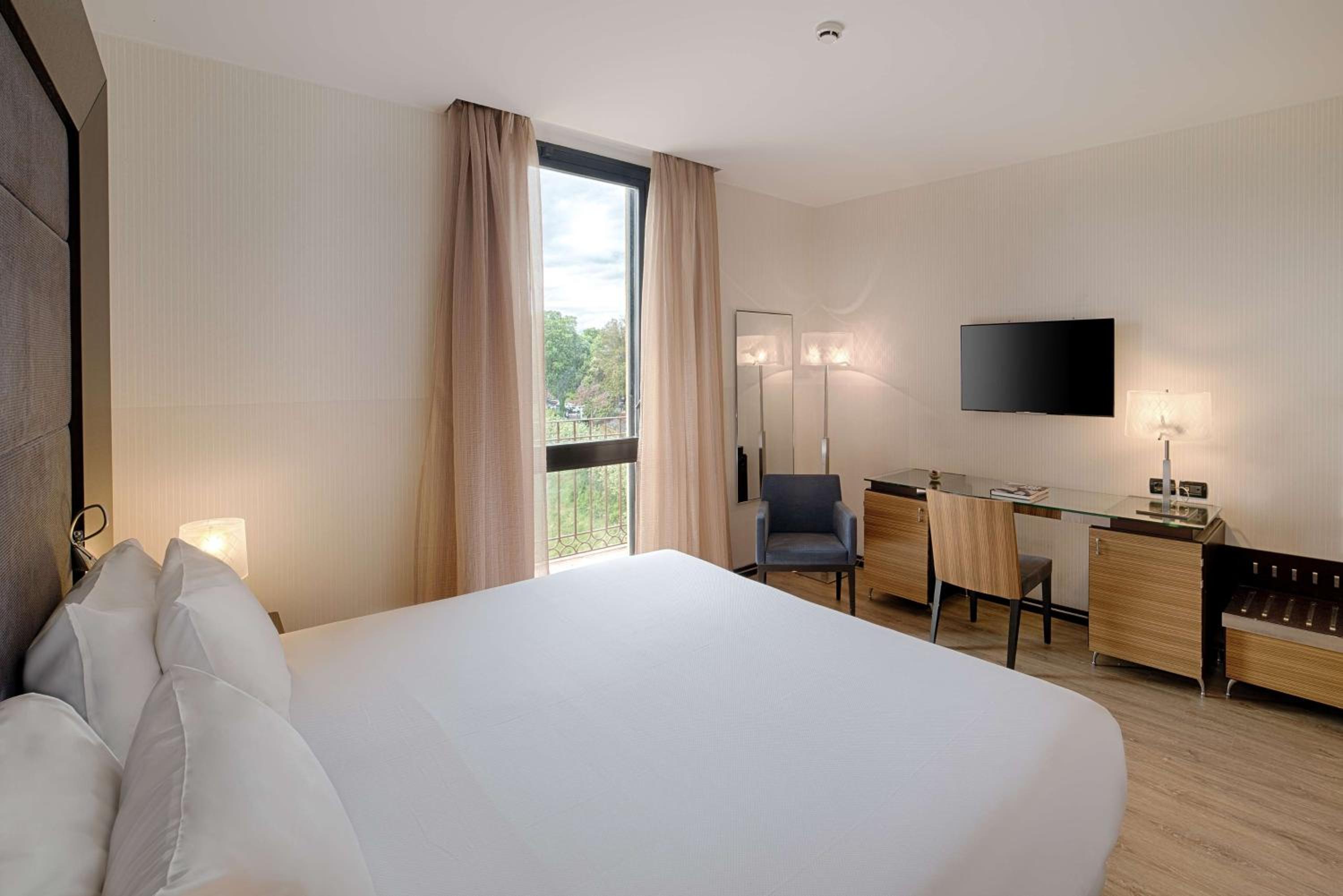 Superior Double or Twin Room with Balcony - Photo 1