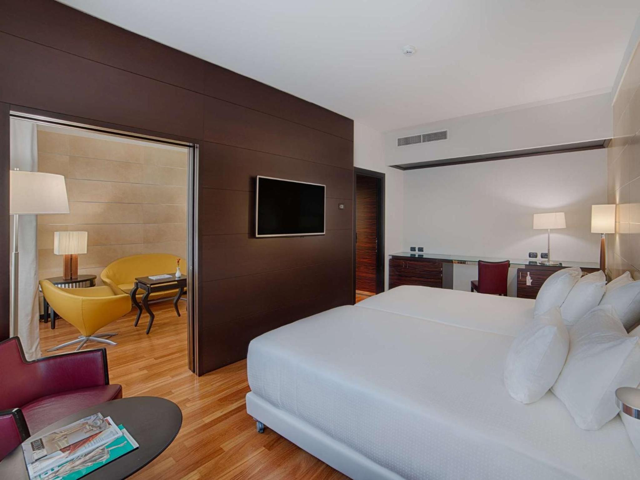 Suite - Photo 1