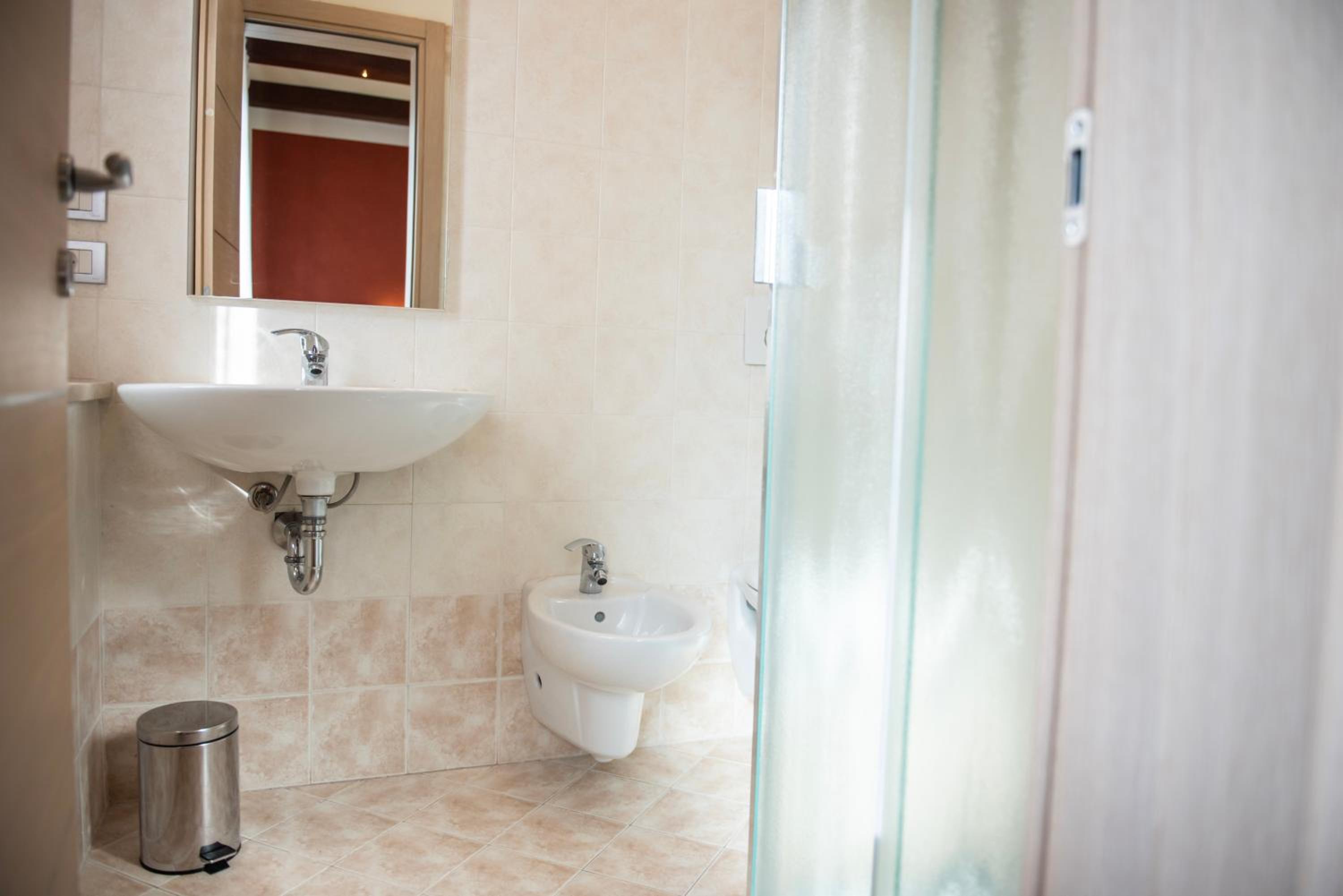 Twin Room with Private Bathroom - Photo 2
