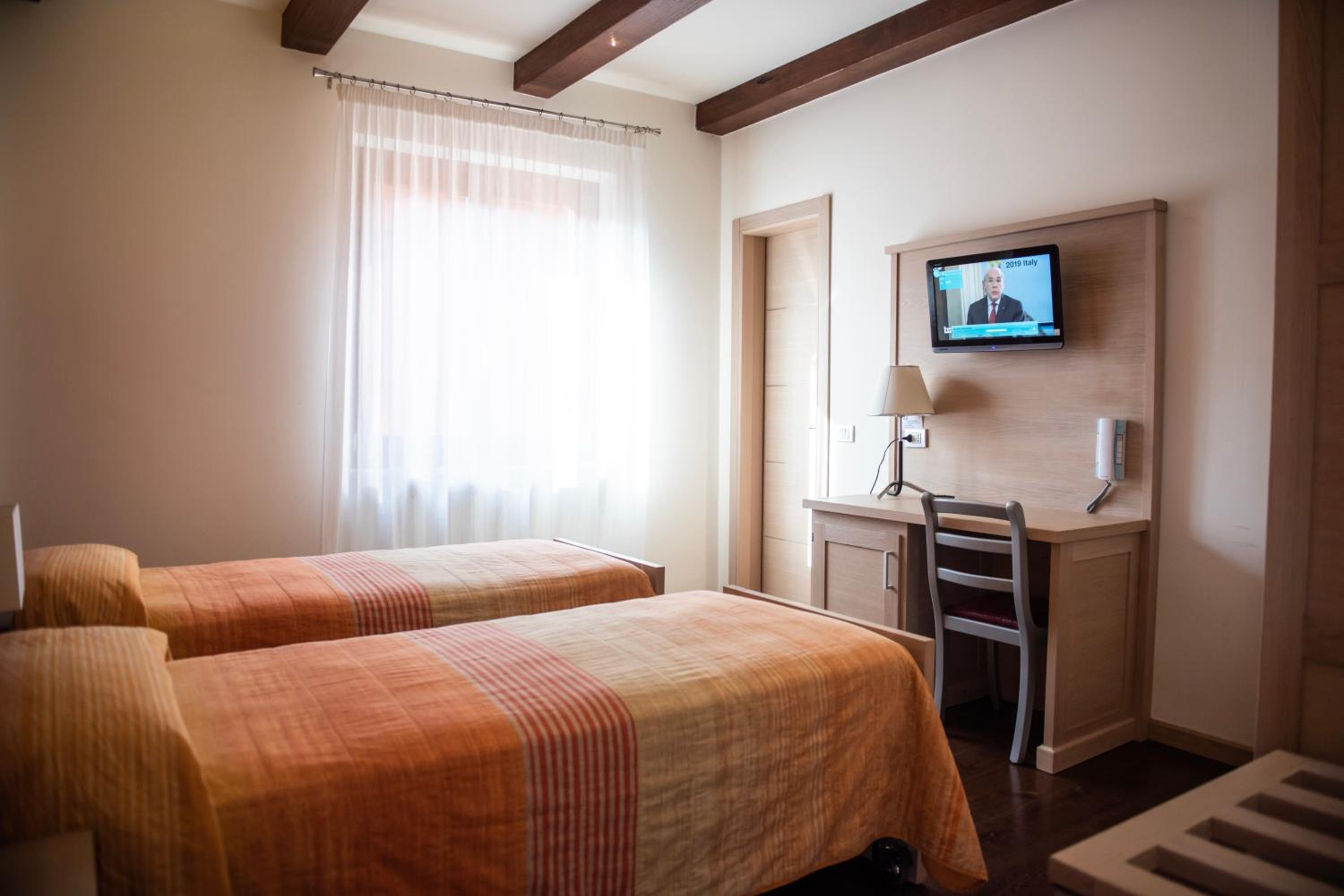 Twin Room with Private Bathroom - Photo 3