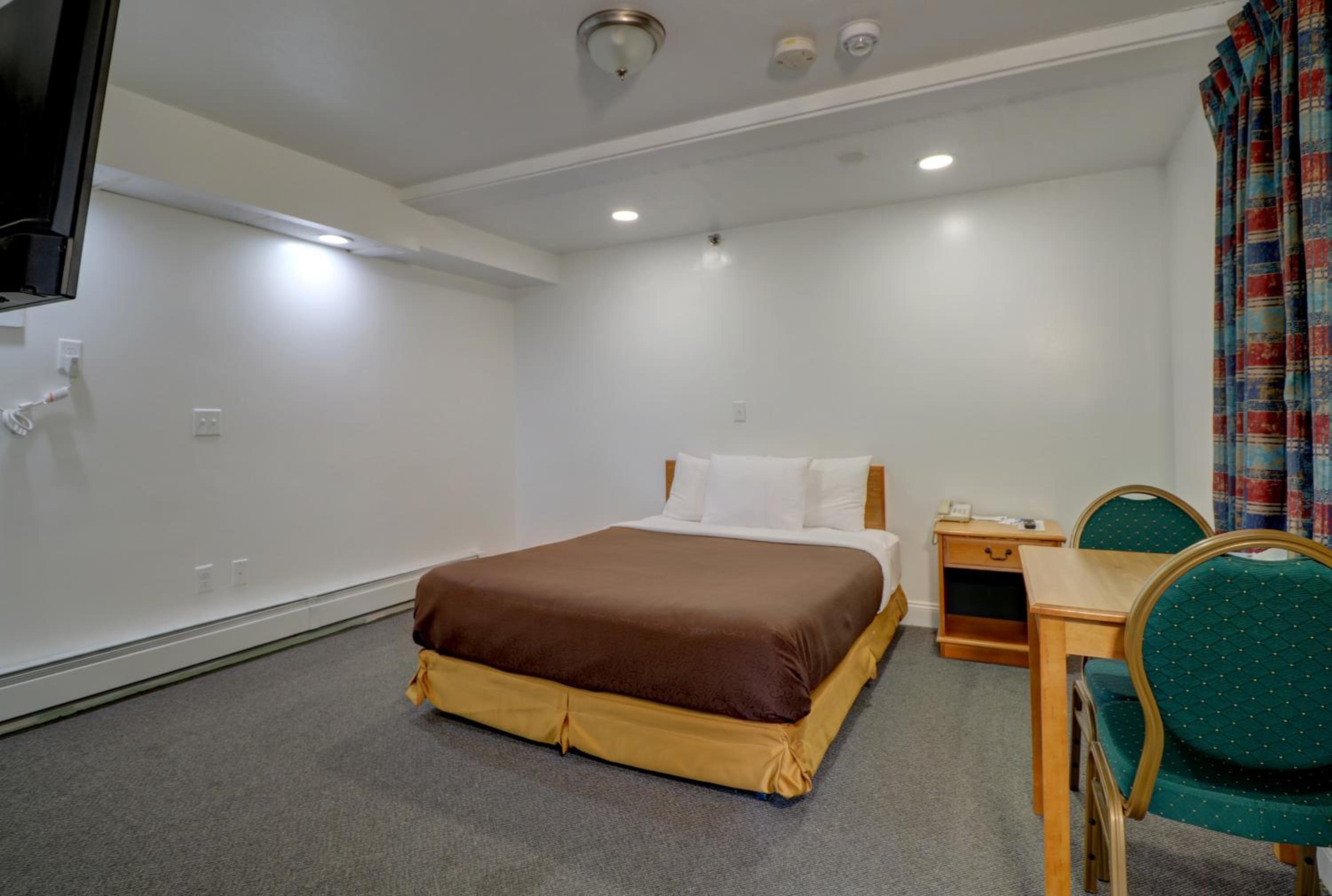 Queen Room - Disability Access photo 1