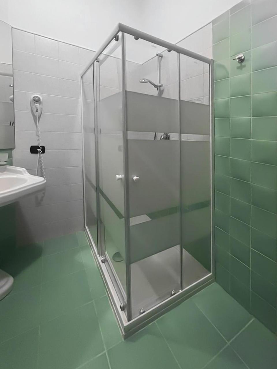 Standard King Room - Photo 3
