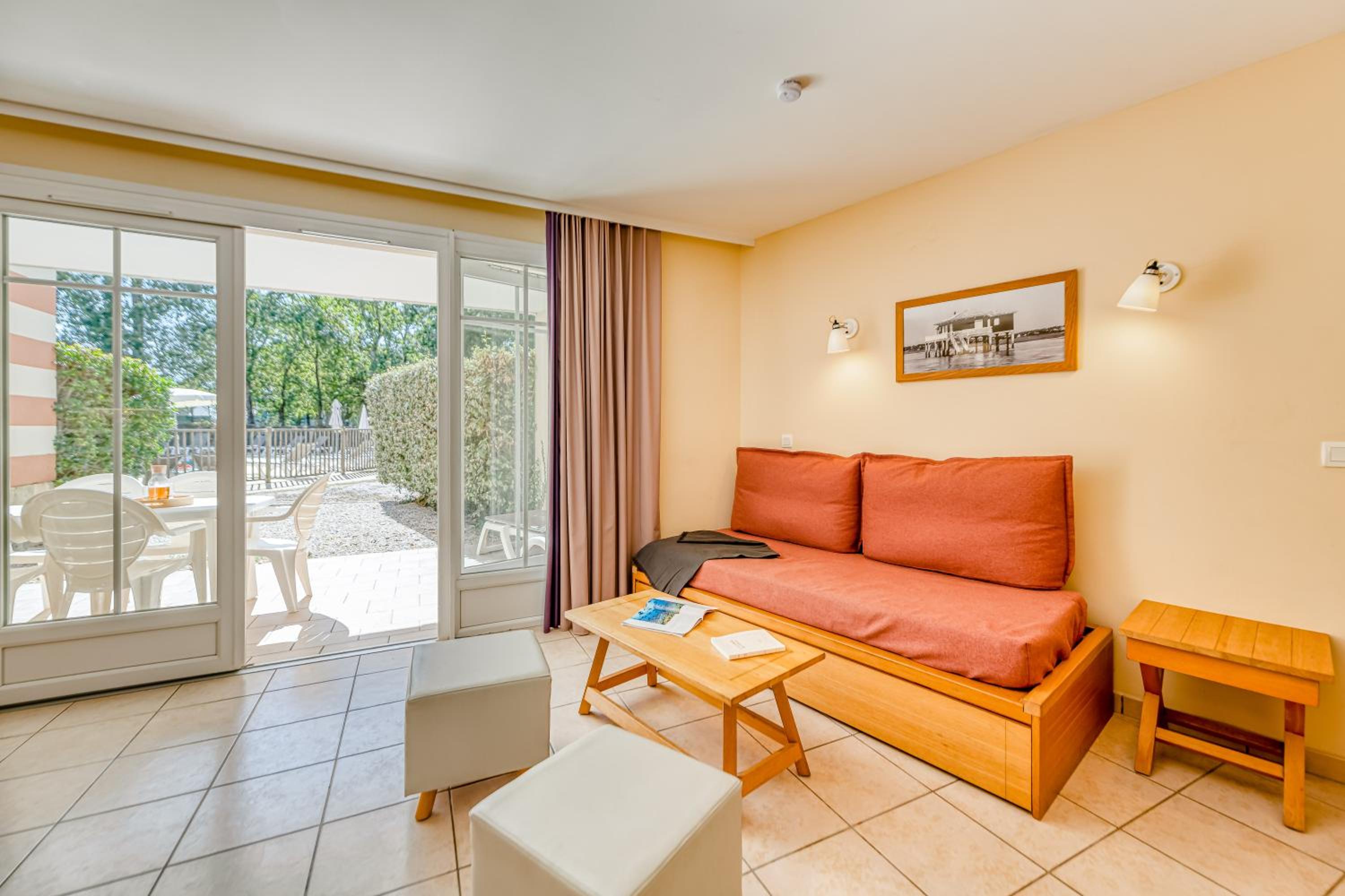 One-Bedroom Apartment with Sleeping Alcove and Terrace or Balcony (6 People) - Pool View photo 3