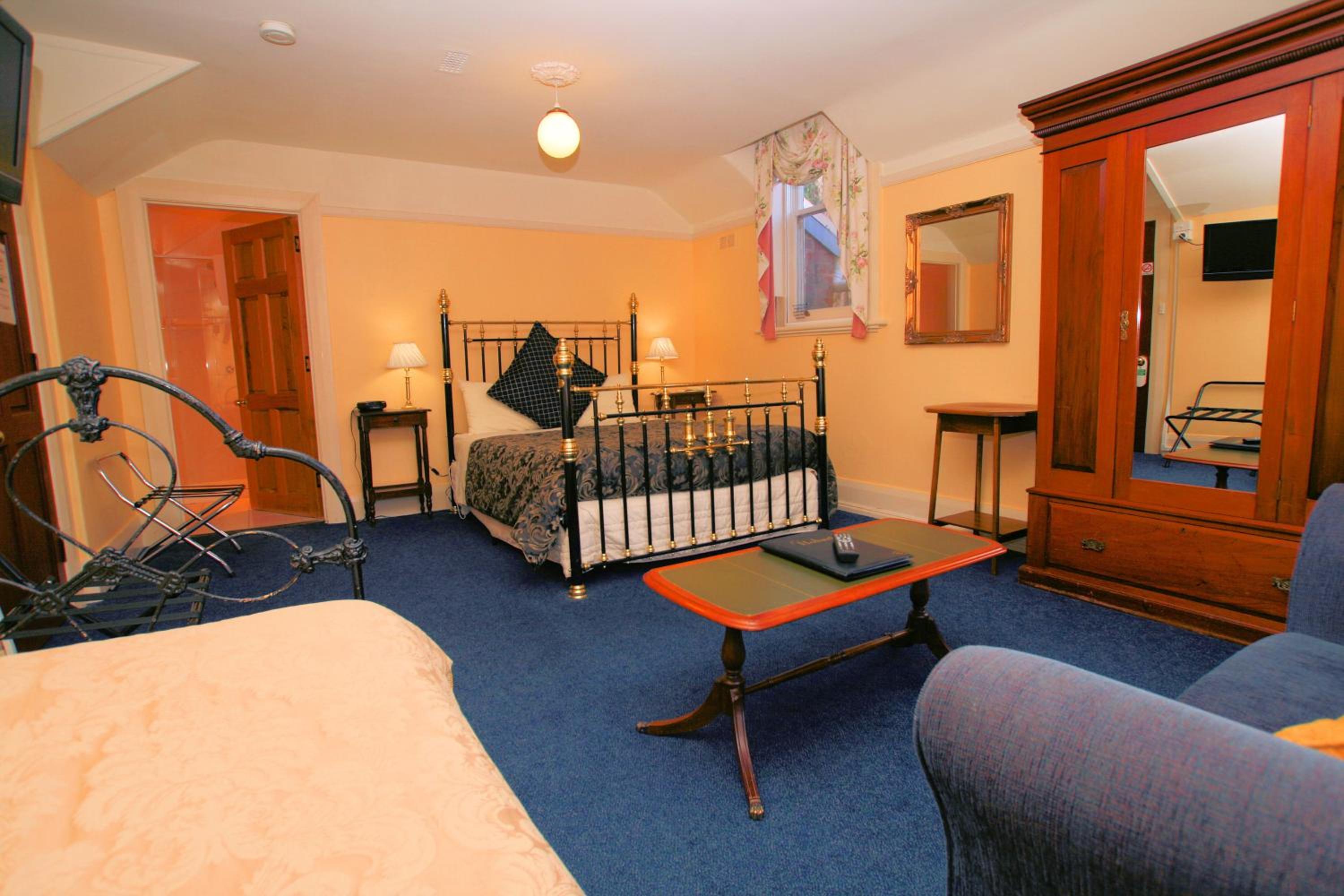 Twin Room With Spa Bath thumbnail 5