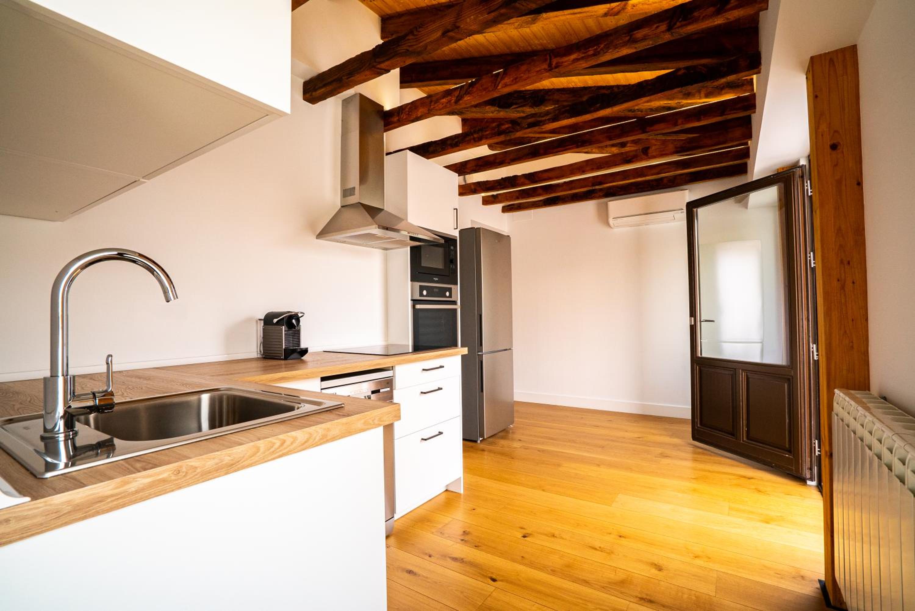Apartment with Terrace - Photo 11