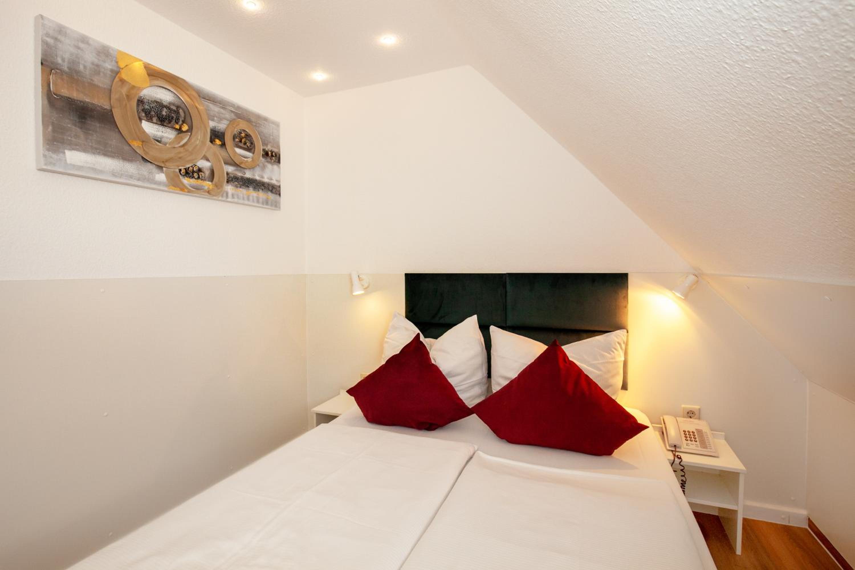 Standard Double Room with Bathtub photo 2