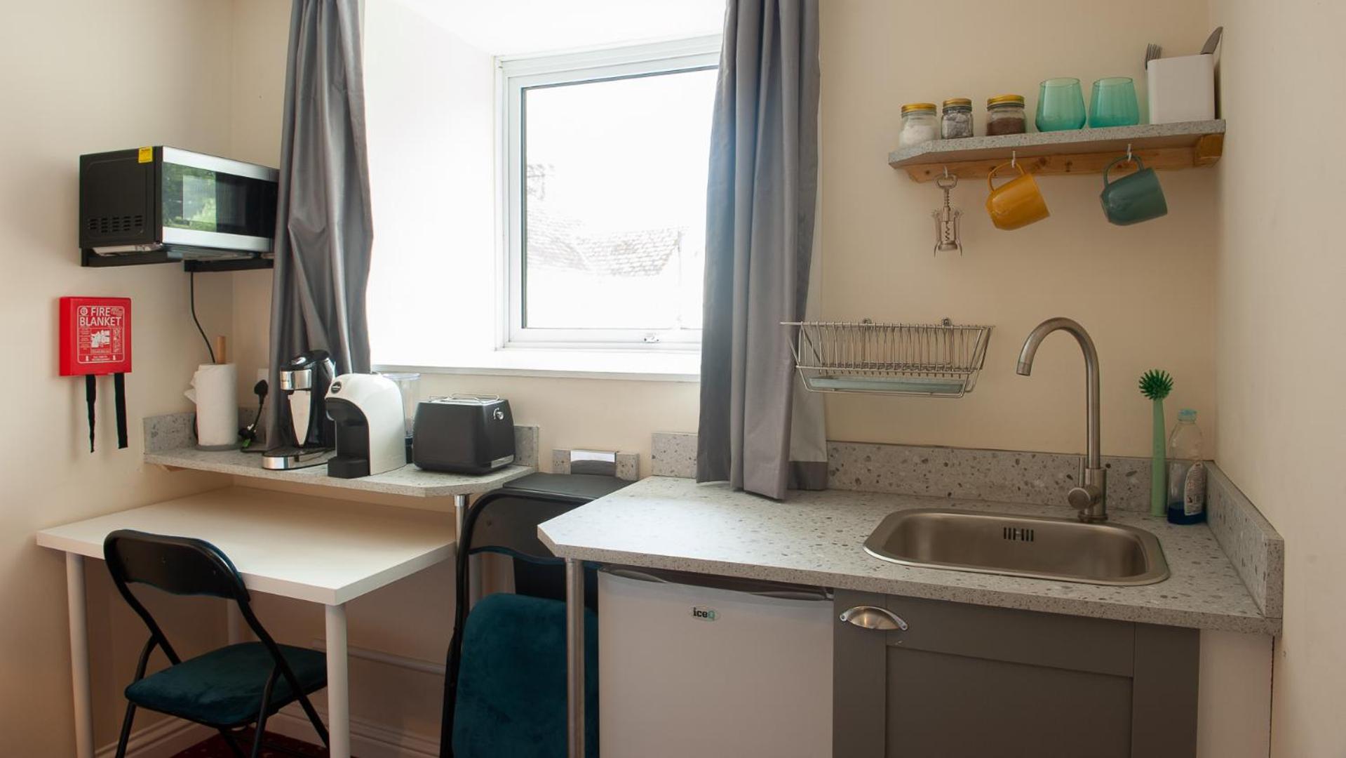 Double Room with Private Bathroom - Photo 10