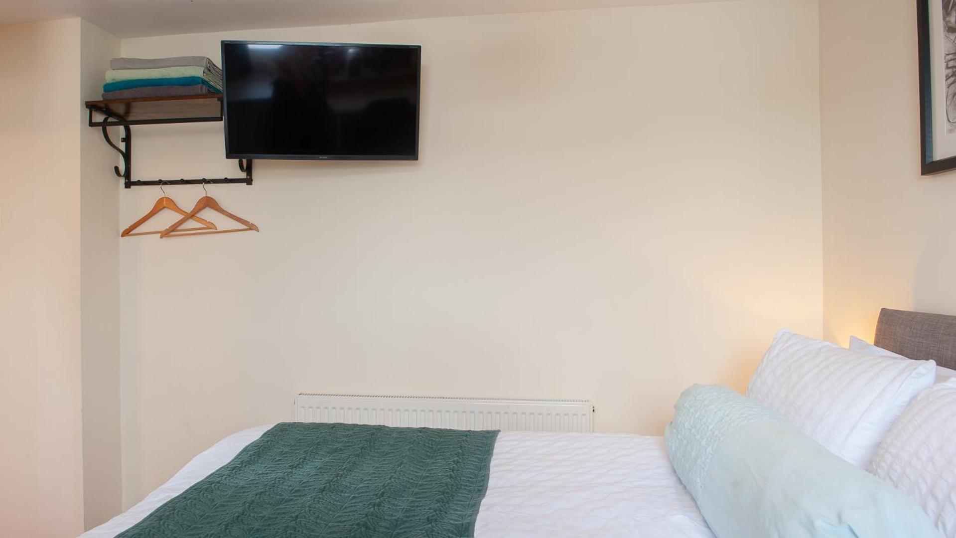 Double Room with Private Bathroom - Photo 14