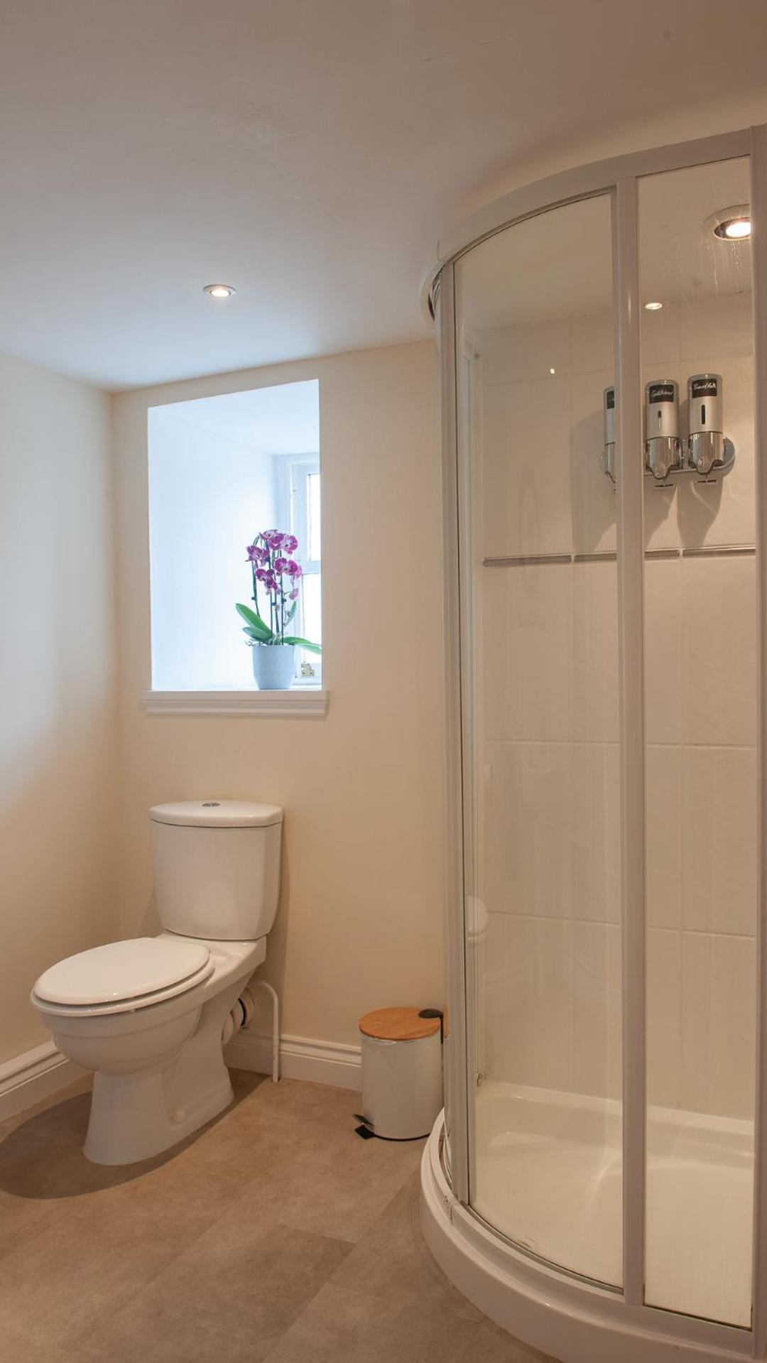 Quadruple Room with Bathroom - Photo 14