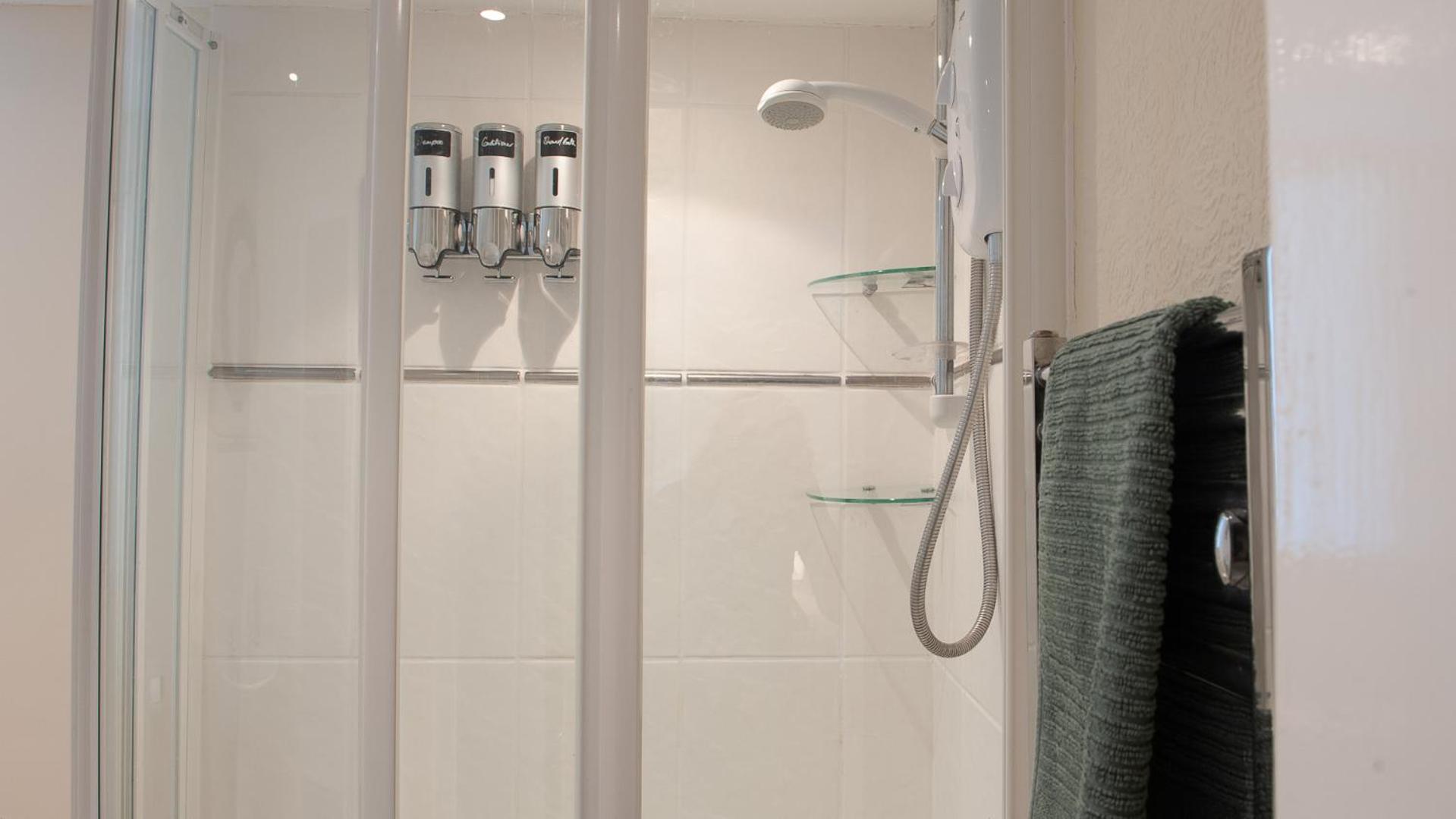 Quadruple Room with Bathroom - Photo 17