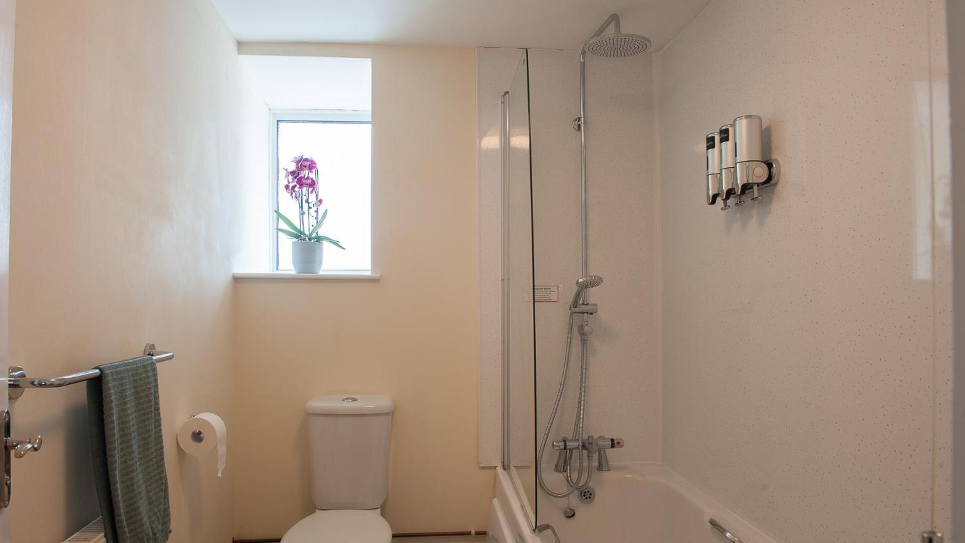 Double Room with Private Bathroom - Photo 13